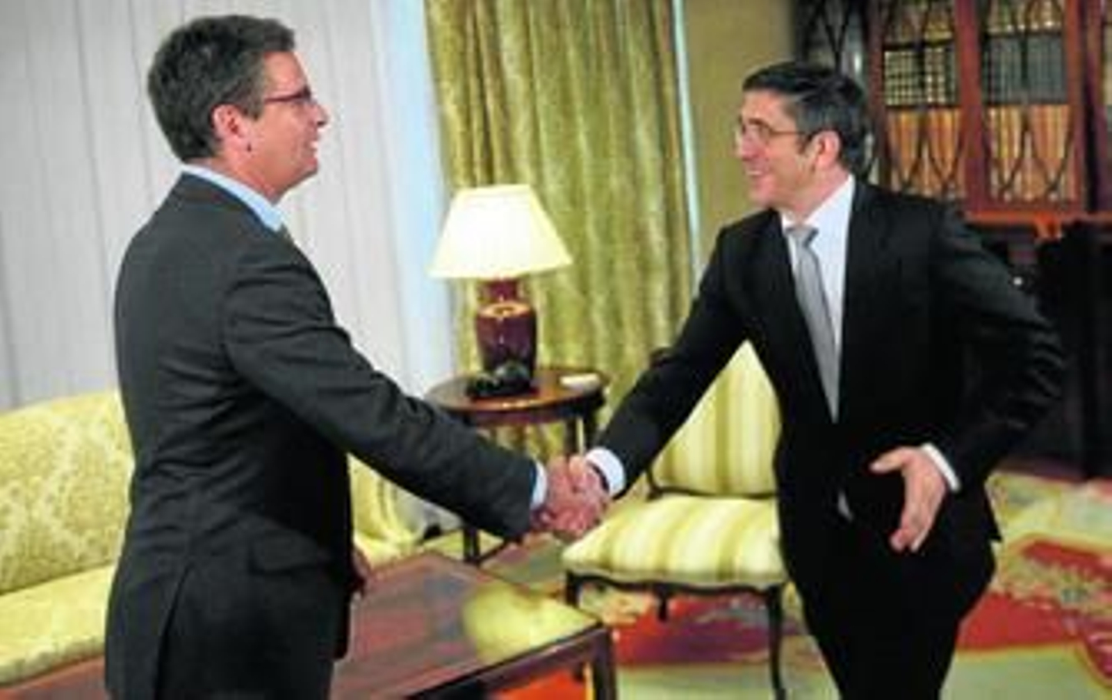 Basagoiti y López se saludan antes de reunirse ayer en la sede del Gobierno vasco en Vitoria.