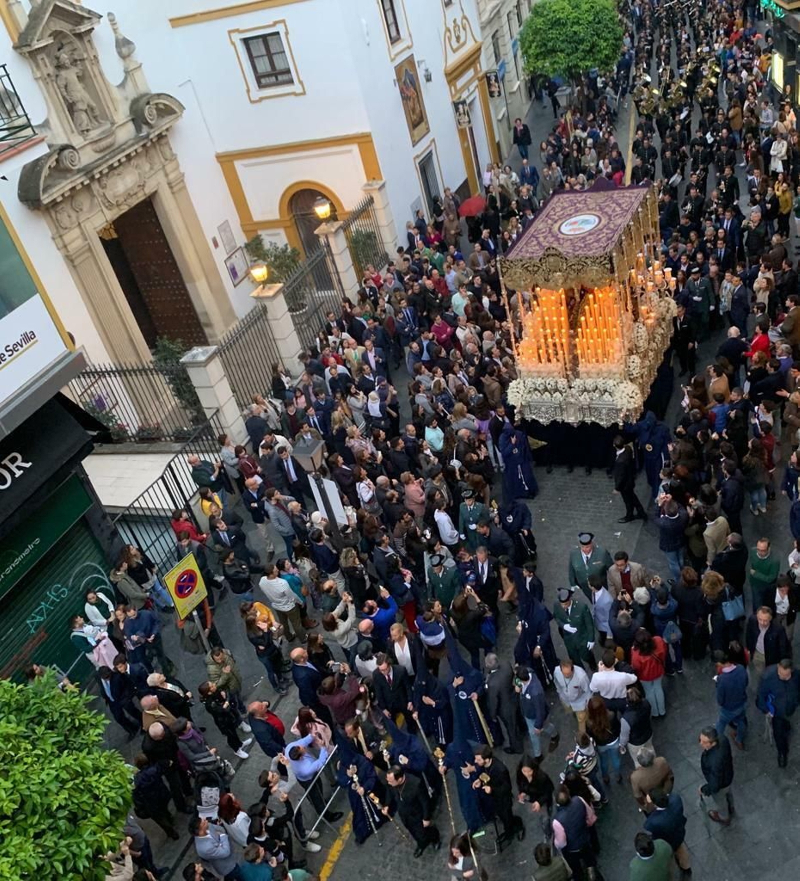 Palio de la Caridad del Baratillo ante el Santo Ángel.