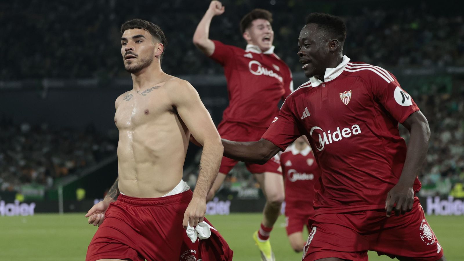 Akor Adams celebra con Isaac el gol del empate sevillista.