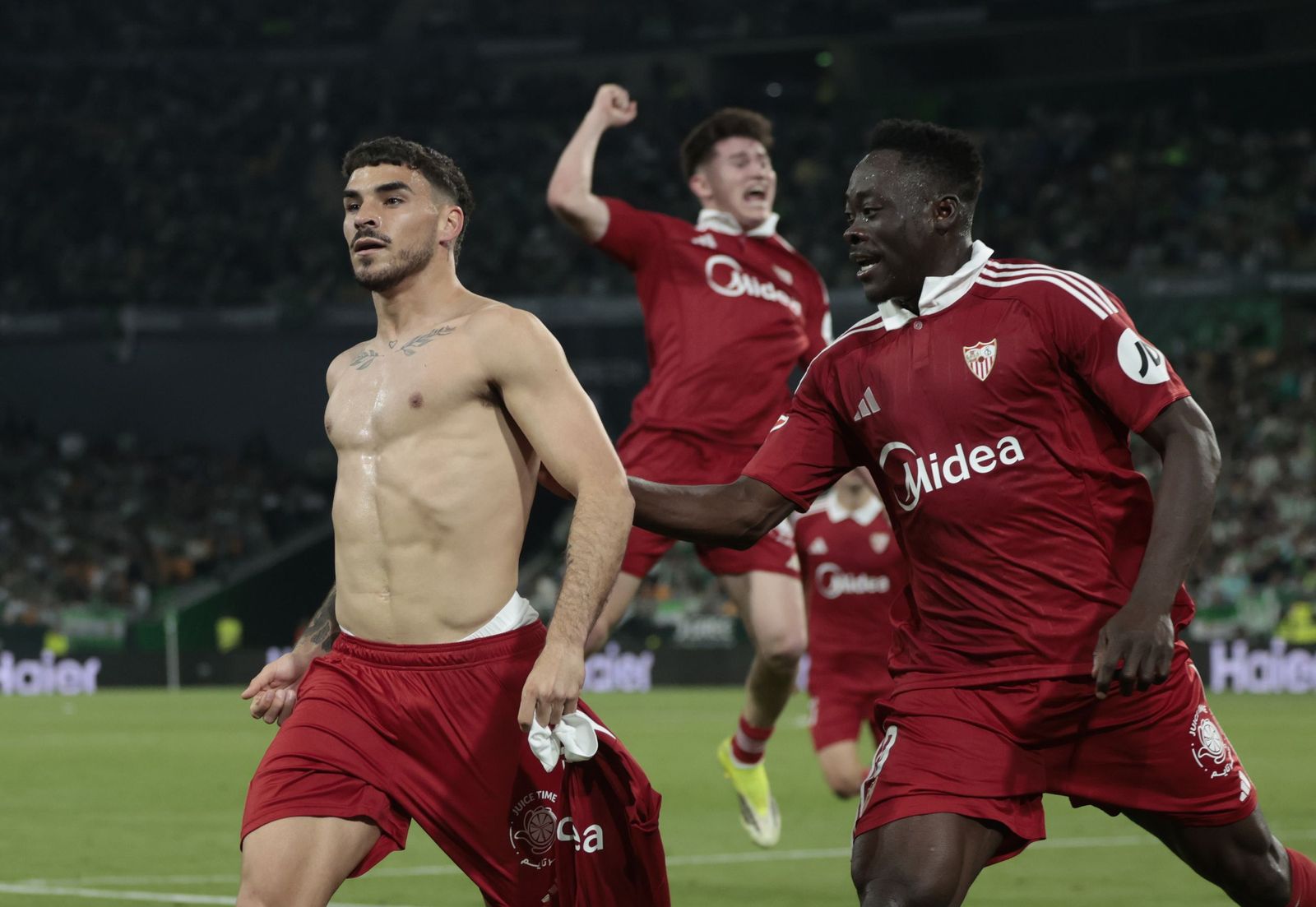 Akor Adams celebra con Isaac el gol del empate sevillista.