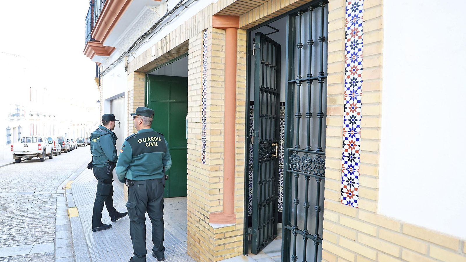 Dos guardias civiles en un garaje de la calle San Antonio Abad de Trigueros.