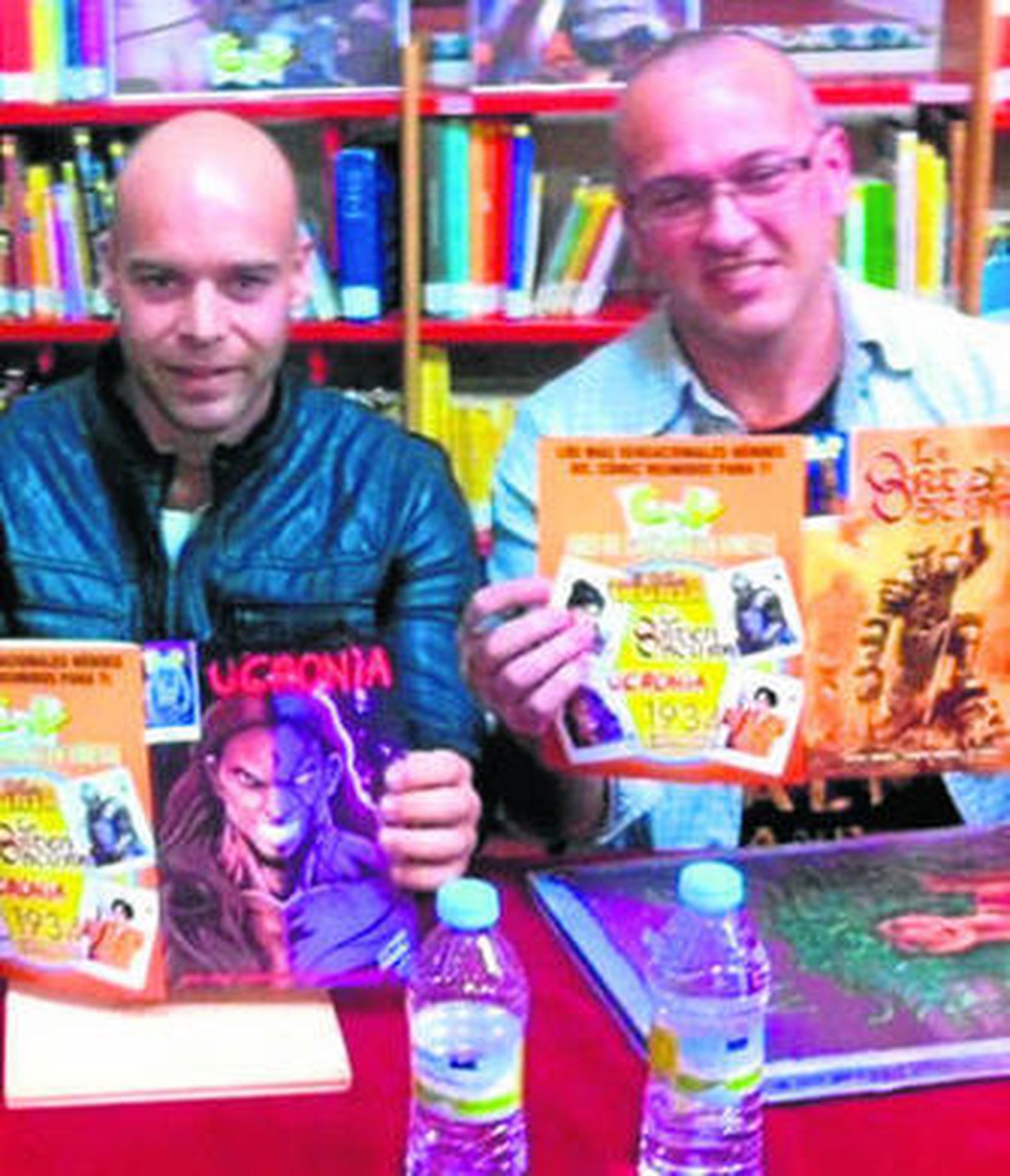 Manuel Alé (izquierda) y Juan Francisco Martínez Borges, con sus obras.