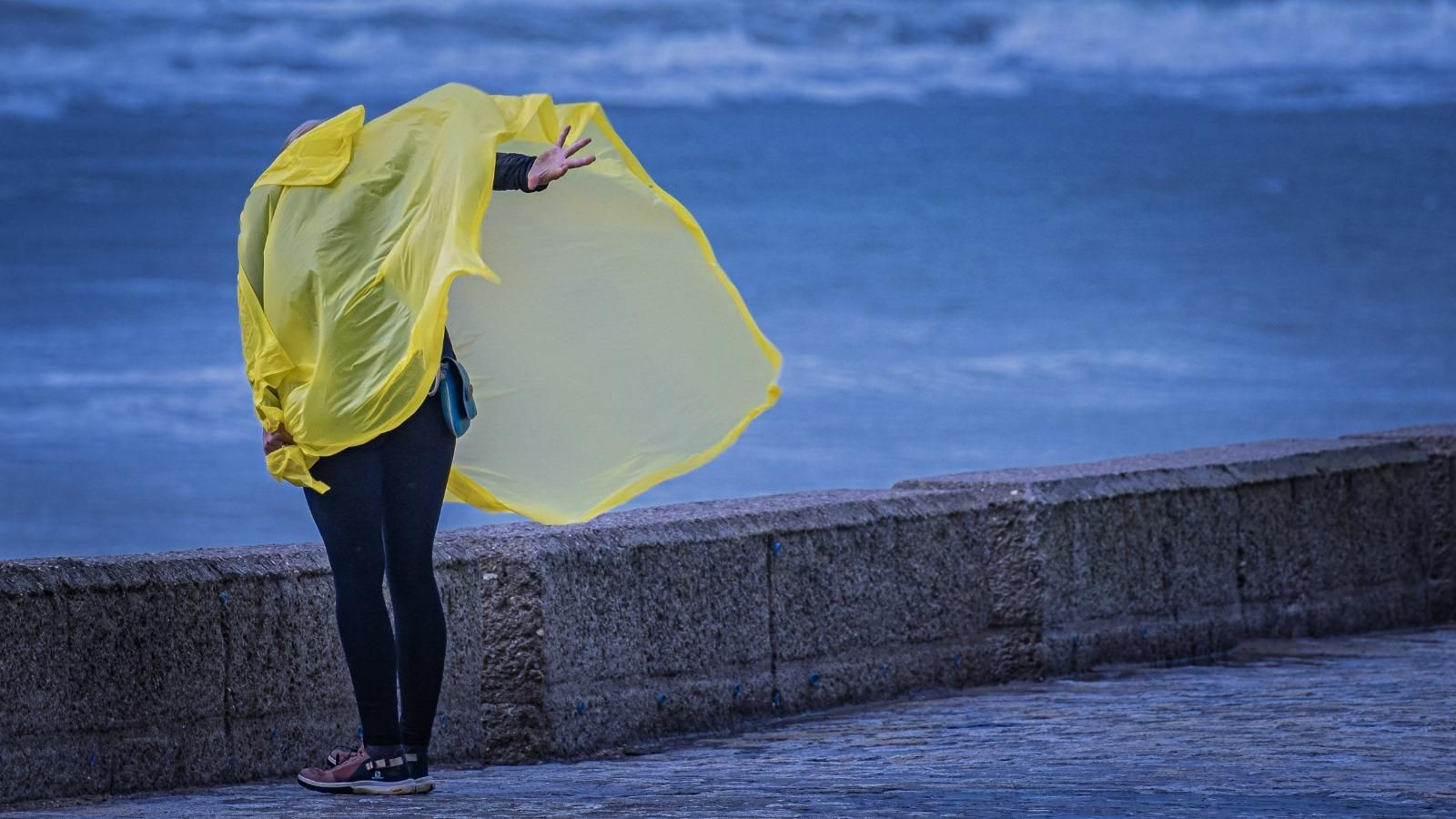 Un día de fuerte viento y lluvia en Cádiz.