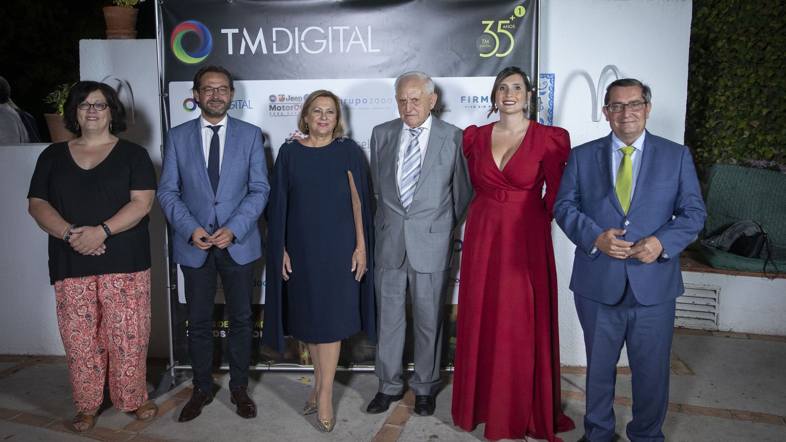 Antonio Granados, delegado de la Junta de Andalucía en Granada, y José Entrena, presidente de la Diputación de Granada junto a la familia Fuentes.