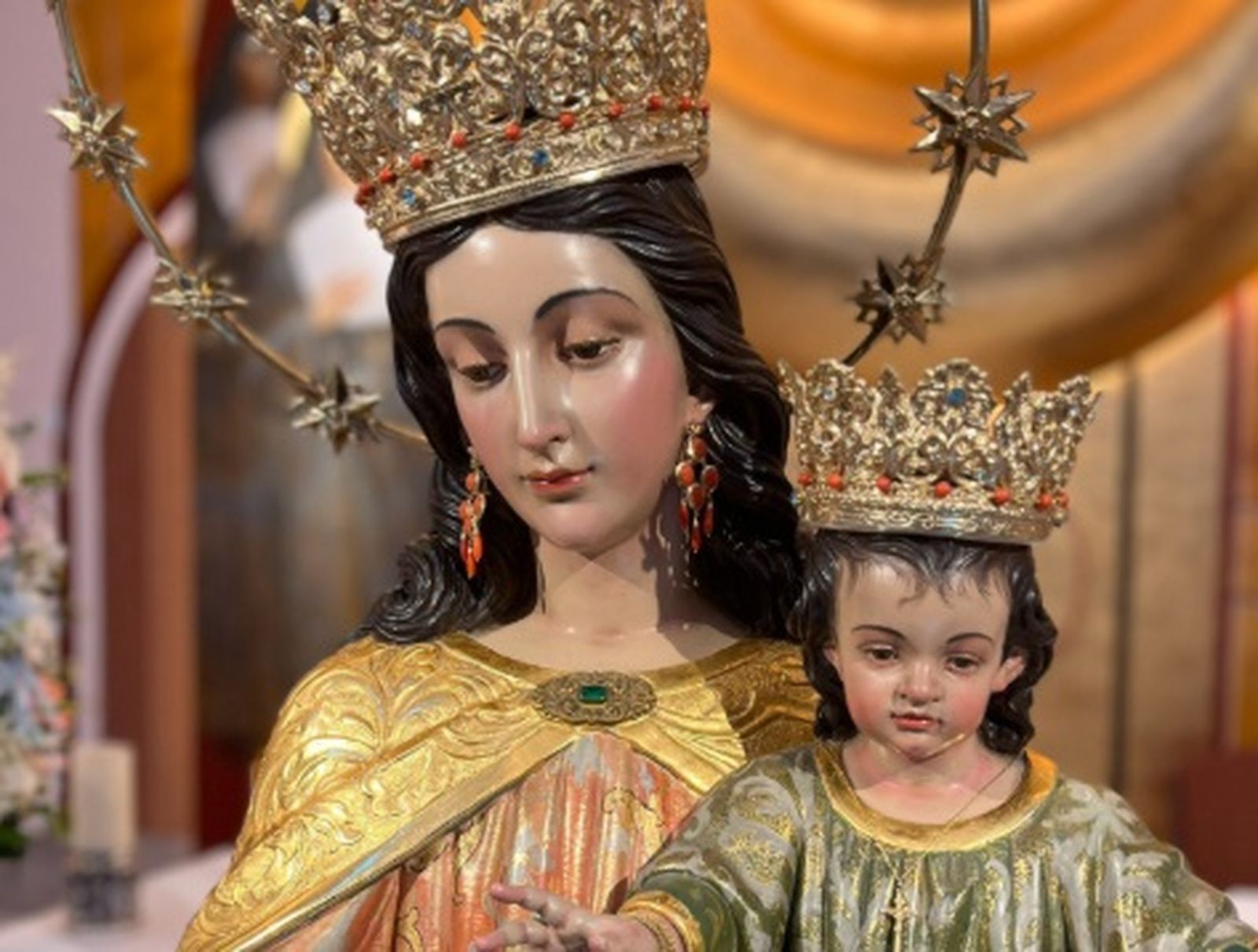 La imagen de María Auxiliadora en el interior del templo