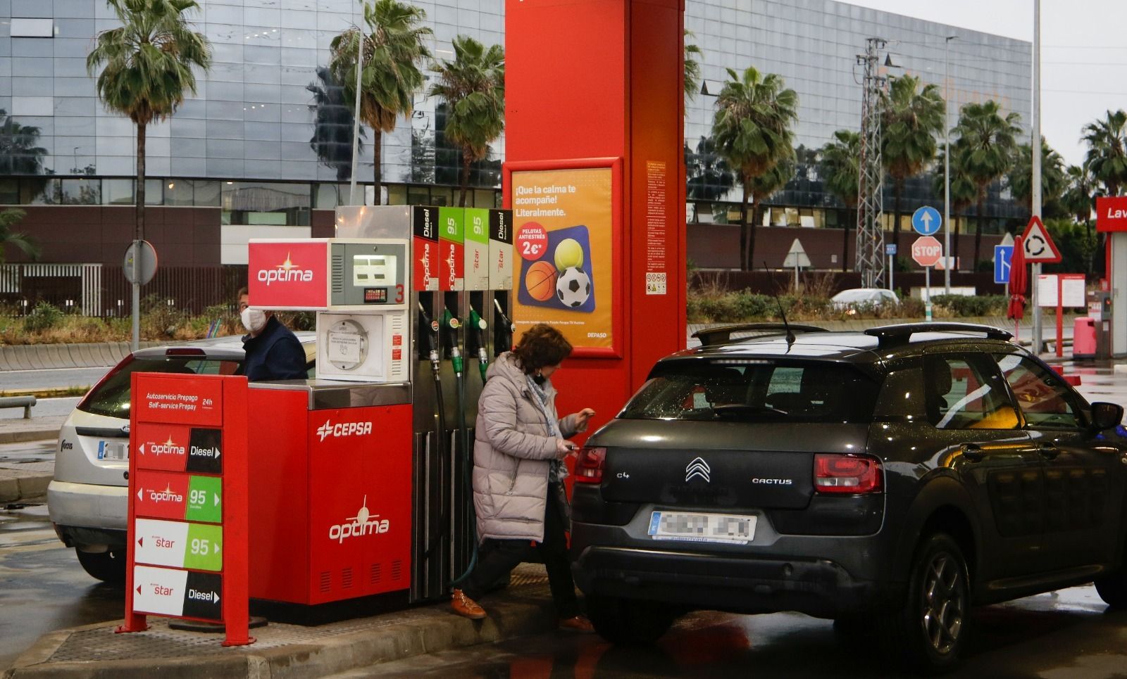 Una conductora en una gasolinera en Sevilla.