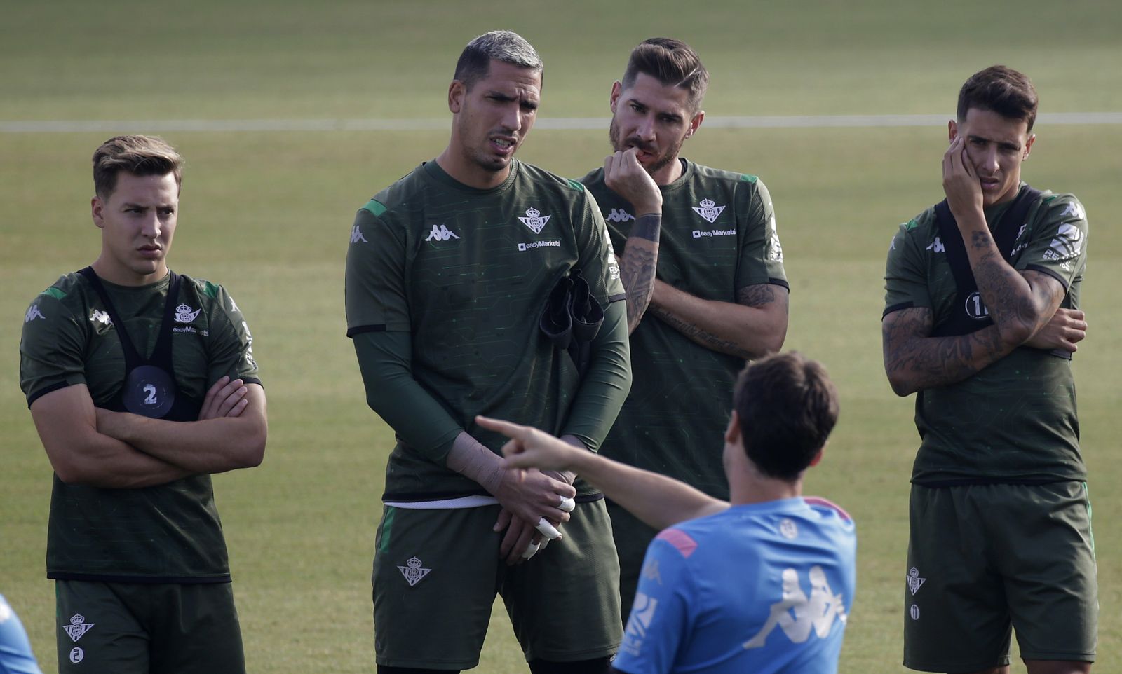 Francis, Joel, Javi García y Tello prestan atención a la charla de Rubi al inicio del entrenamiento matinal de ayer en la ciudad deportiva.