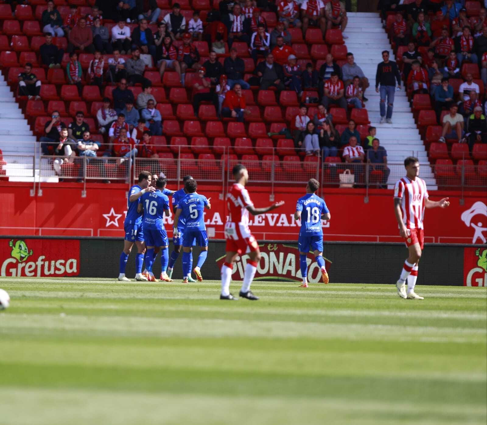 Los jugadores del conjunto madrileño celebran uno de sus goles en el Power Horse Stadium.