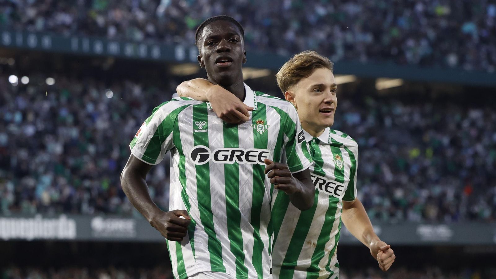 Assane Diao celebra con Jesús Rodríguez tras marcar el 2-2 durante el último partido ante el FC Barcelona disputado en el Estadio Benito Villamarín. Assane Diao celebra con Jesús Rodríguez tras marcar el 2-2 durante el último partido ante el FC Barcelona disputado en el Estadio Benito Villamarín.