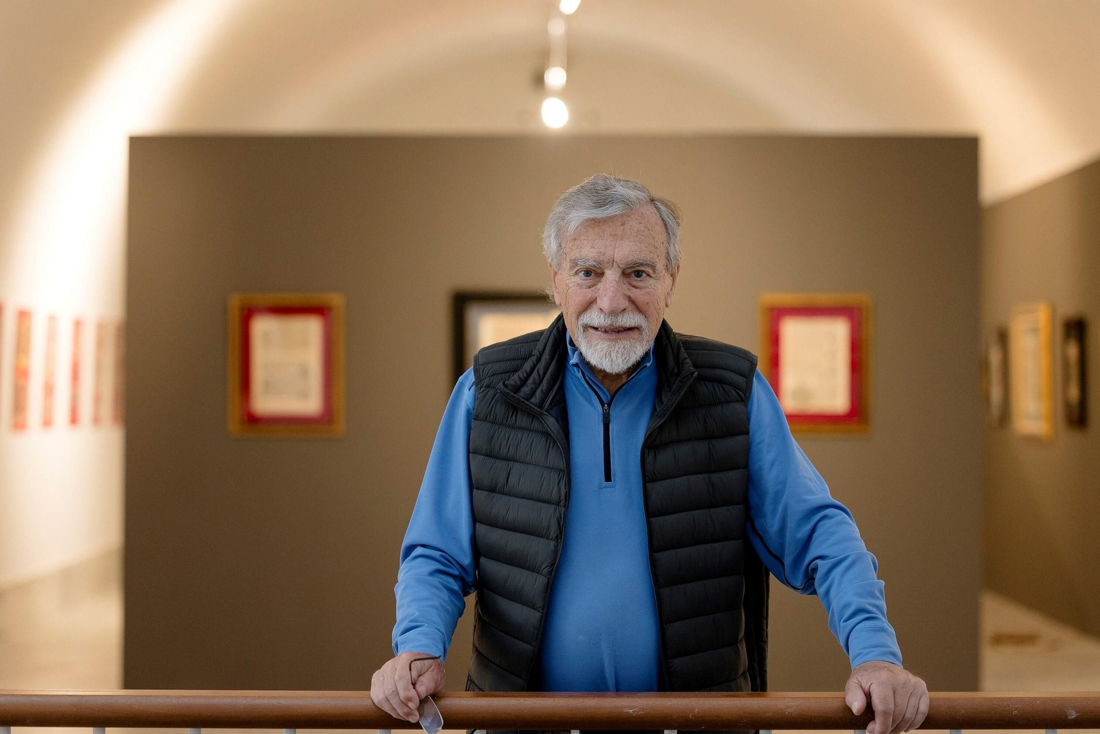 Francisco Fernández Pardo, comisario de la exposición, en el ECCO de Cádiz.
