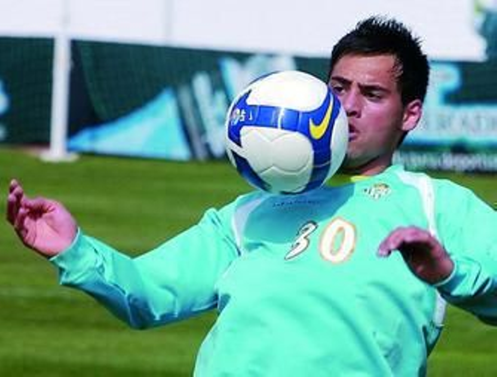 Damián controla el balón con el pecho.