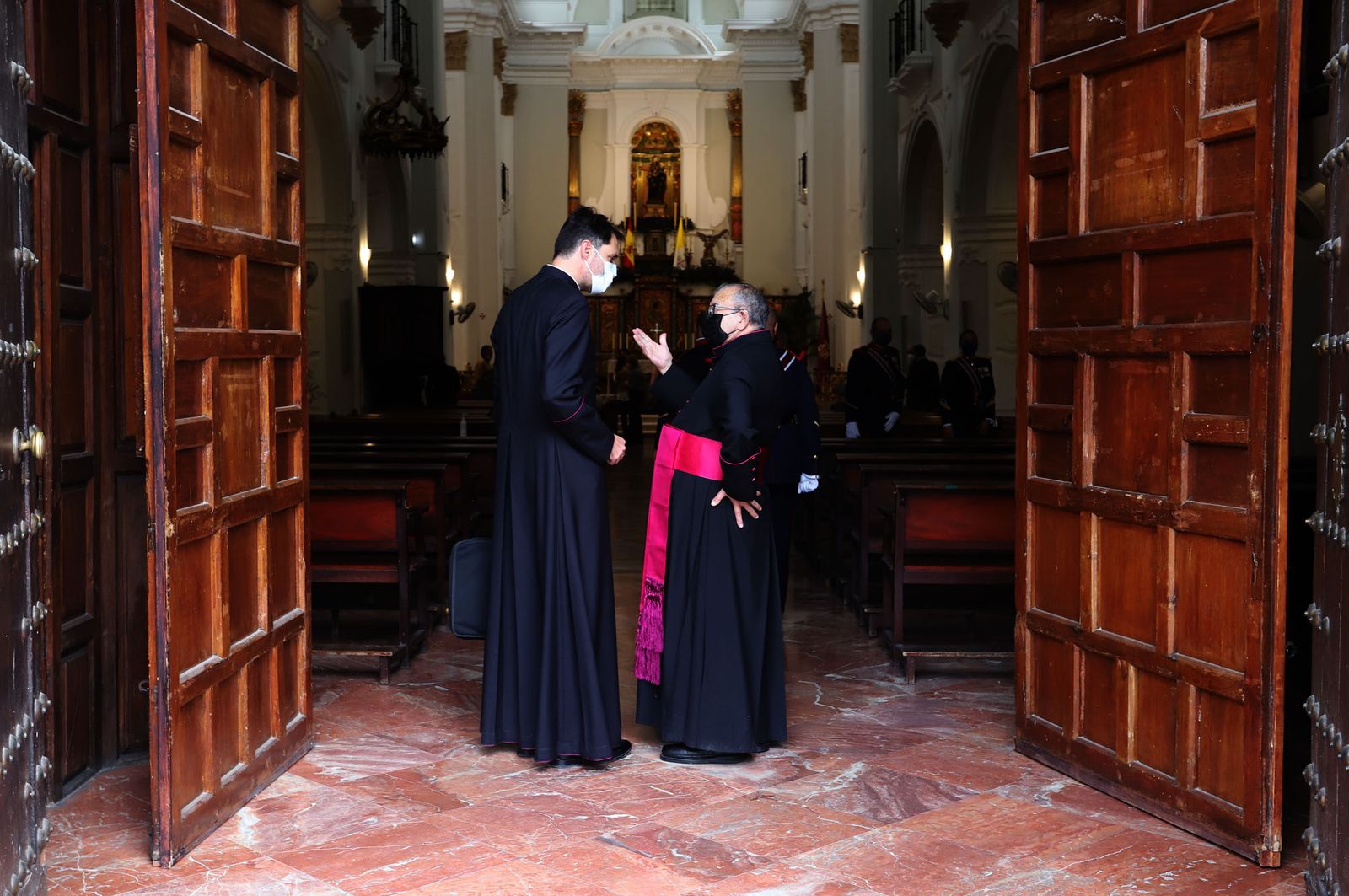 Imágenes de la ofrenda de la Guardia Real a la Virgen de la Cinta en la Catedral