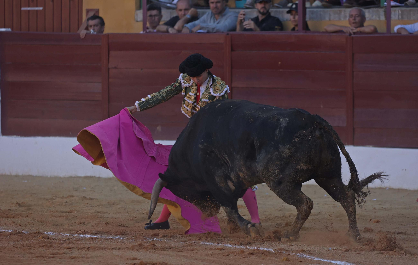 Fotos de la novillada mixta con picadores del sábado de la Feria de La Línea: Ignacio Candelas, Miriam Cabas y Juan Jesús Rodríguez