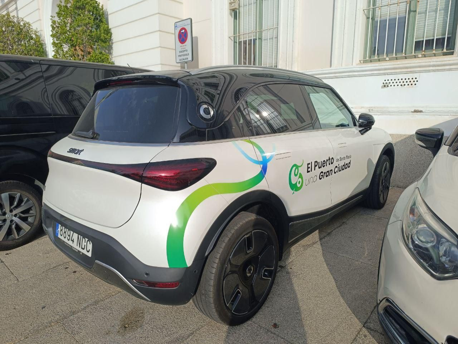 Imagen del nuevo coche frente aparcado a las puertas del Ayuntamiento de El Puerto.