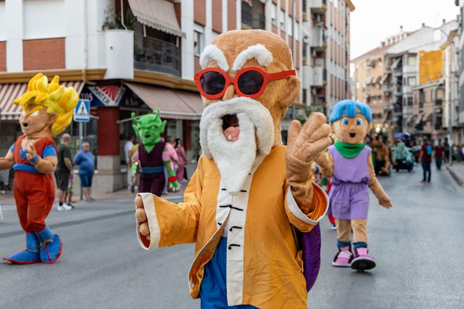 Pasacalles inaugural, fuegos artificiales e iluminación de la portada de feria y del recinto ferial de la Feria de San Bartolomé en Martos