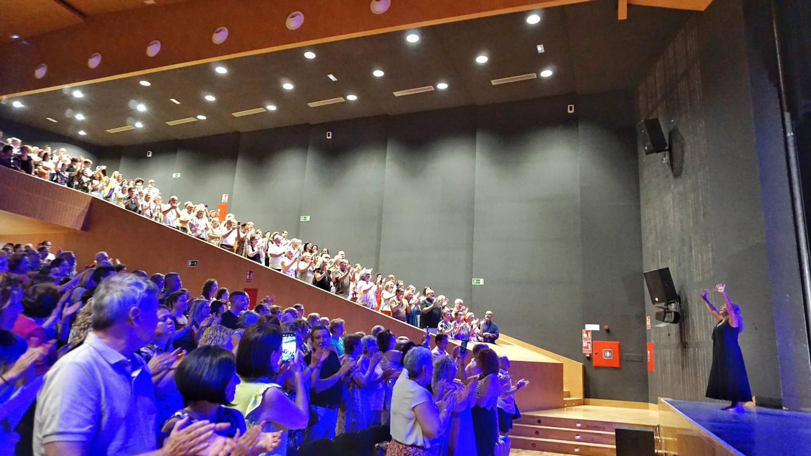 Saludo de Lolita al Auditorio Ciudad de Vera.