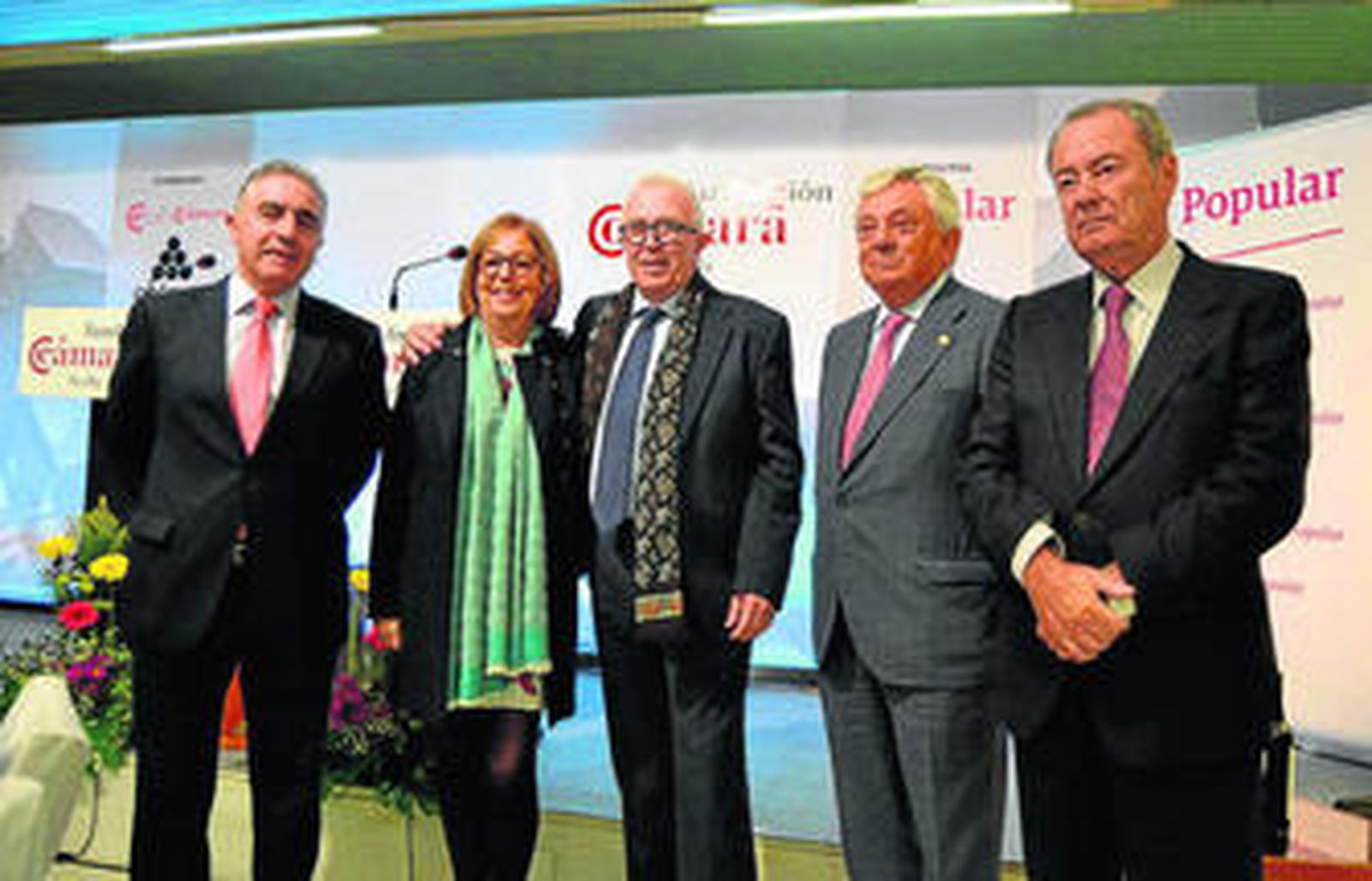De izquierda a derecha, Luis Marín Abril, director regional del Banco Popular; Adelaida de la Calle, consejera de Educación; José Sánchez Maldonado, consejero de Empleo, Empresa y Comercio; Francisco Herrero, presidente de la Cámara de Comercio de Sevilla; y Francisco Moreno, presidente de Aminer.