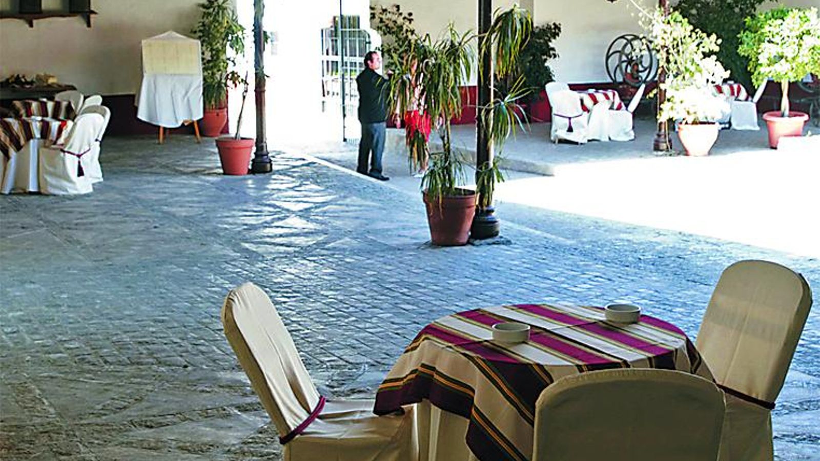 El interior de las instalaciones de Bodegas Vélez, en Chiclana.