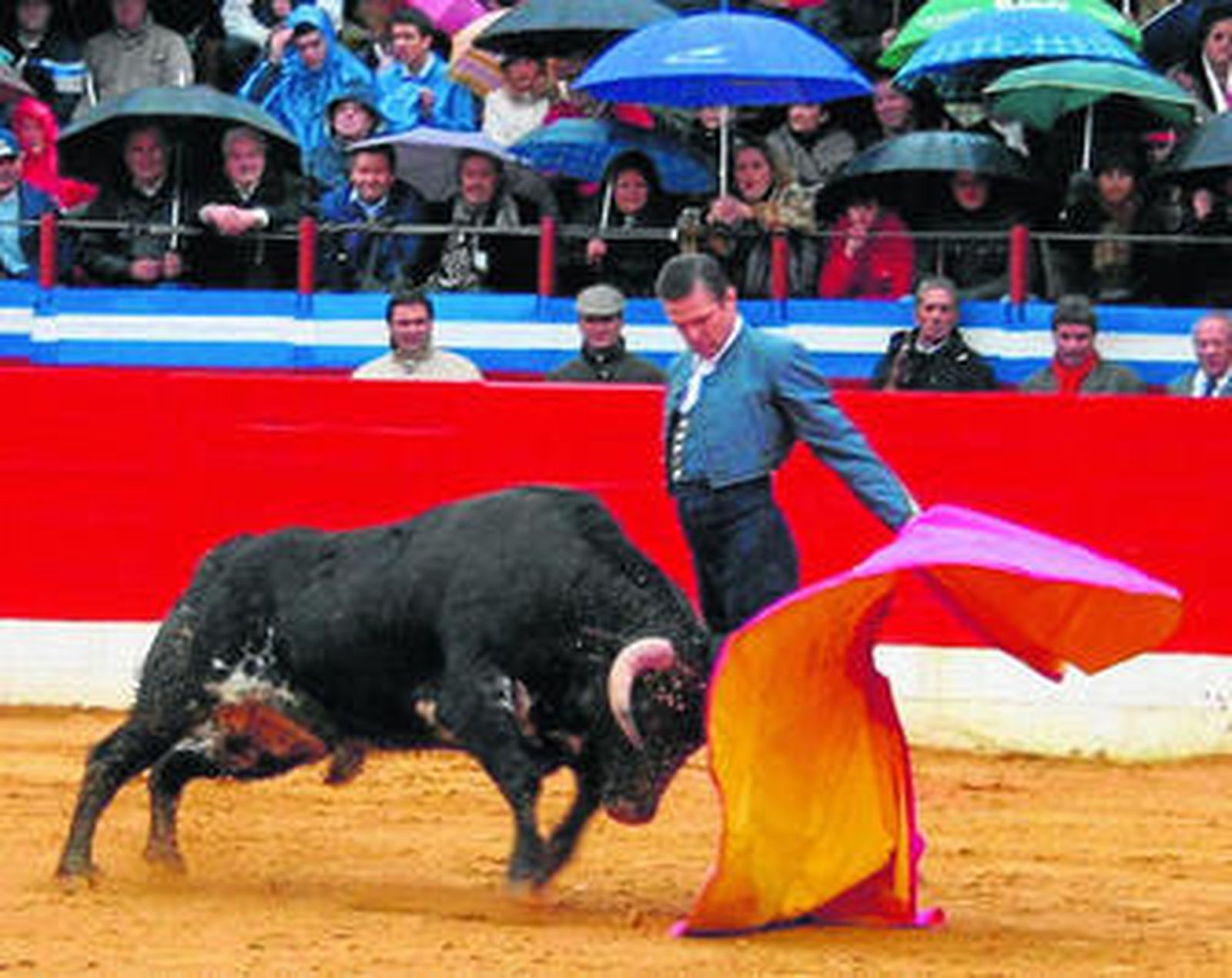 El remate del saludo capotero de Juan Antonio Ruiz 'Espartaco' al segundo de la mañana, ayer en Jerez.