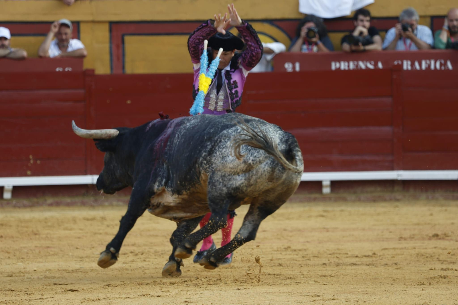 Par de banderillas de Raúl Ruiz, que saludó una ovación, bajo las órdenes de Jiménez Fortes en Algeciras.