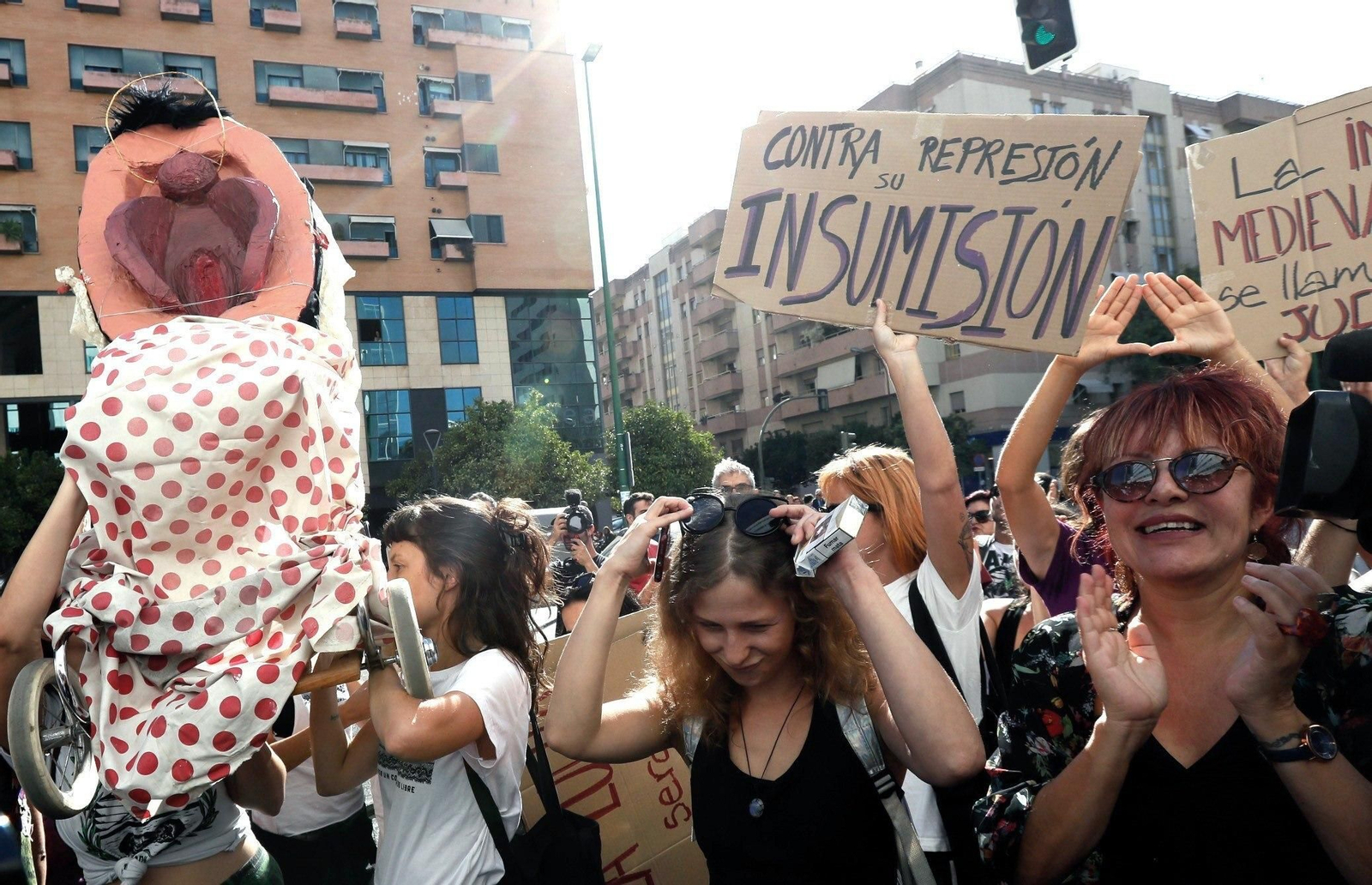 La polémica protesta en la que se simulaba una procesión con una vagina de plástico.
