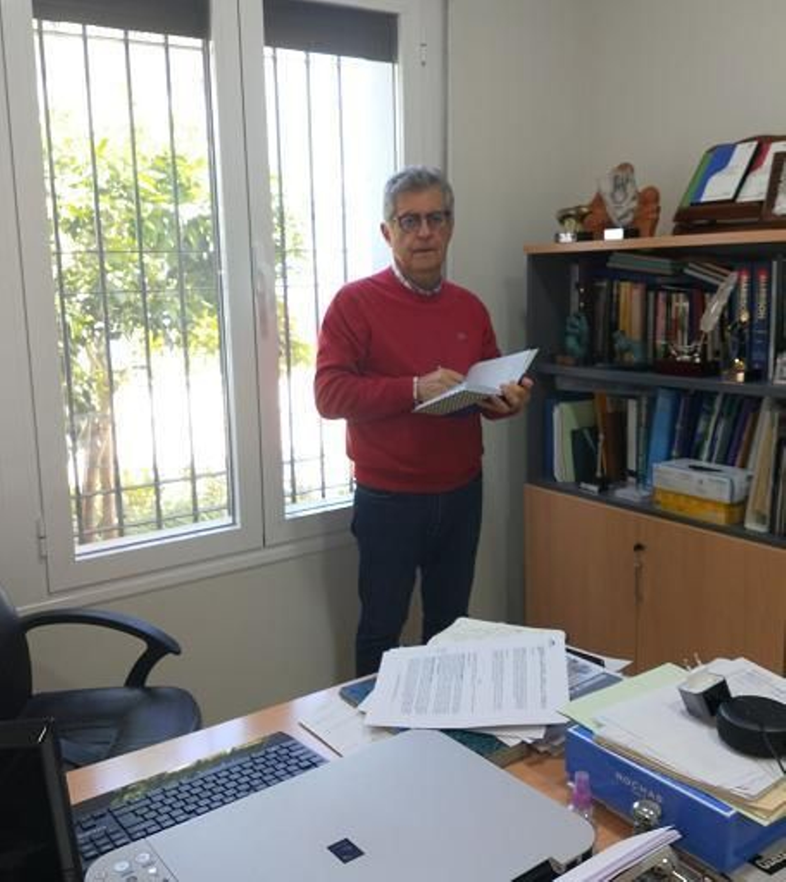 Bernabé Galán, en el despacho de su casa.