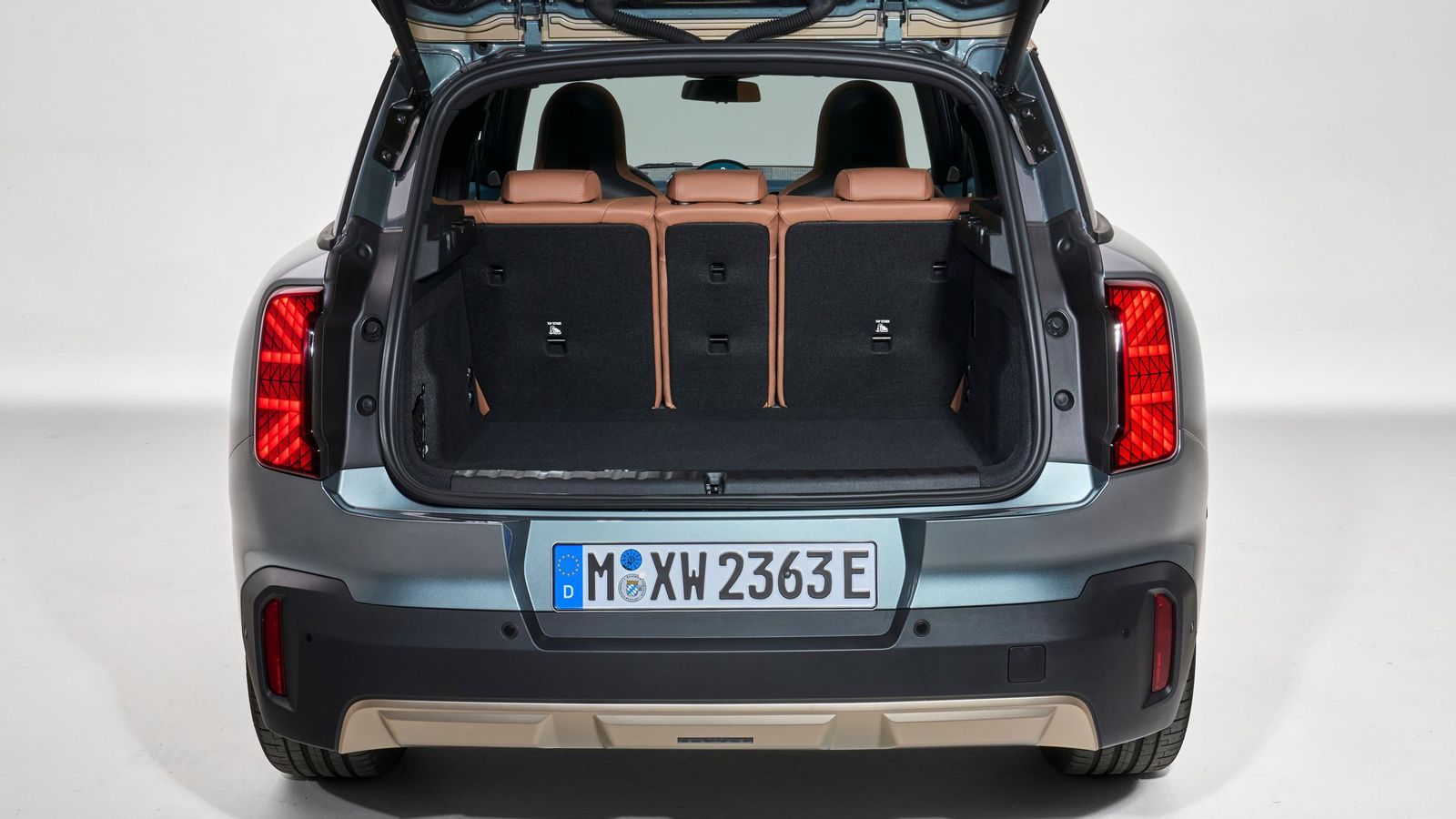 Frente a los 450 litros que Mini dice tener el maletero del Countryman en las versiones térmicas y que corroboramos en nuestra toma de contacto, en las eléctricas afirma alcanzar los 460, 465 según nuestras mediciones.