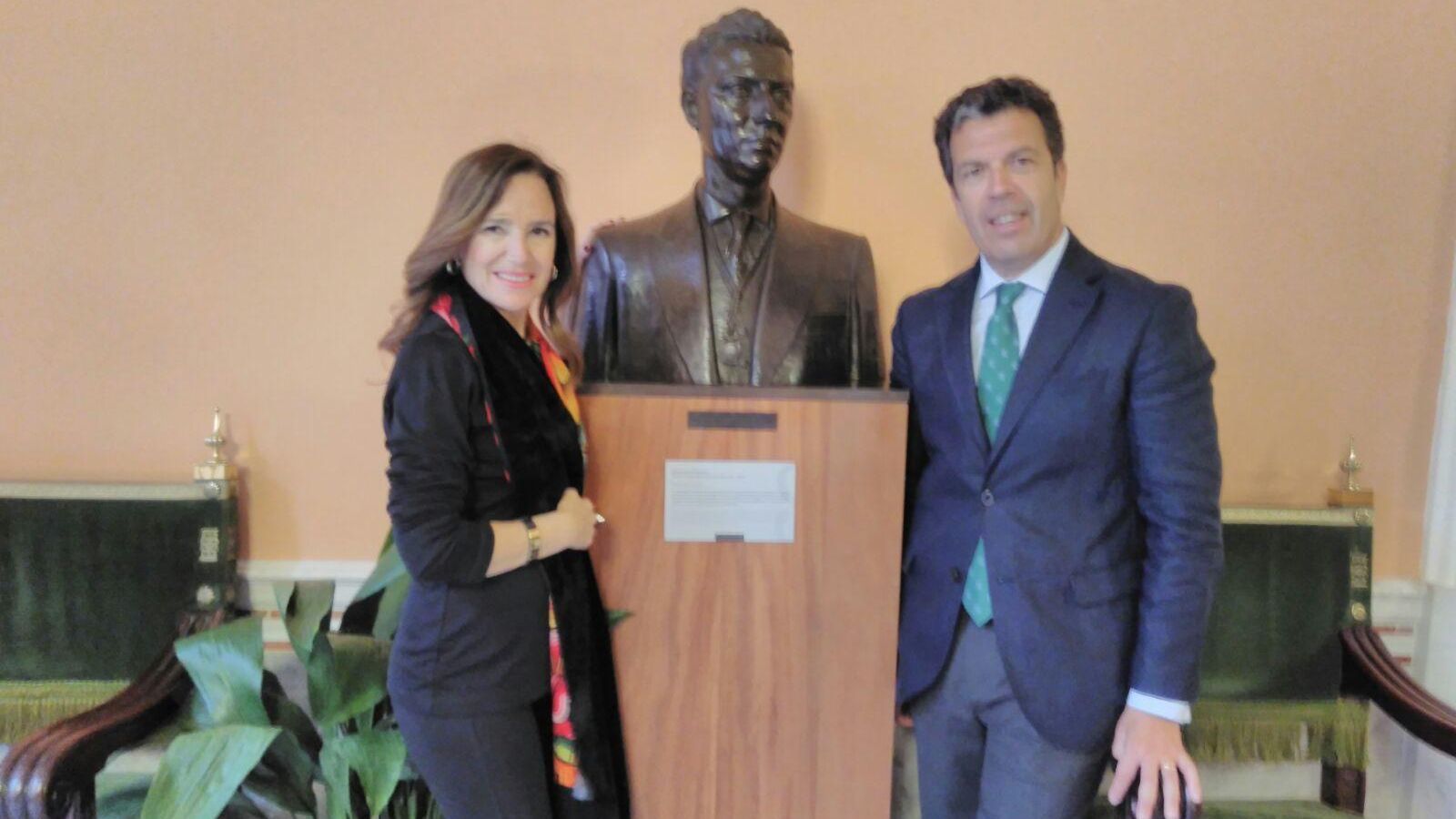 Teresa Jiménez-Becerril y Ricardo Villena, con el busto de Alberto Jiménez-Becerril.