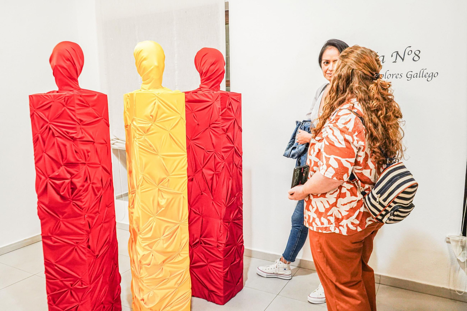 Unas visitantes contemplan varias de las piezas que pueden verse en Arrabal & Cía.