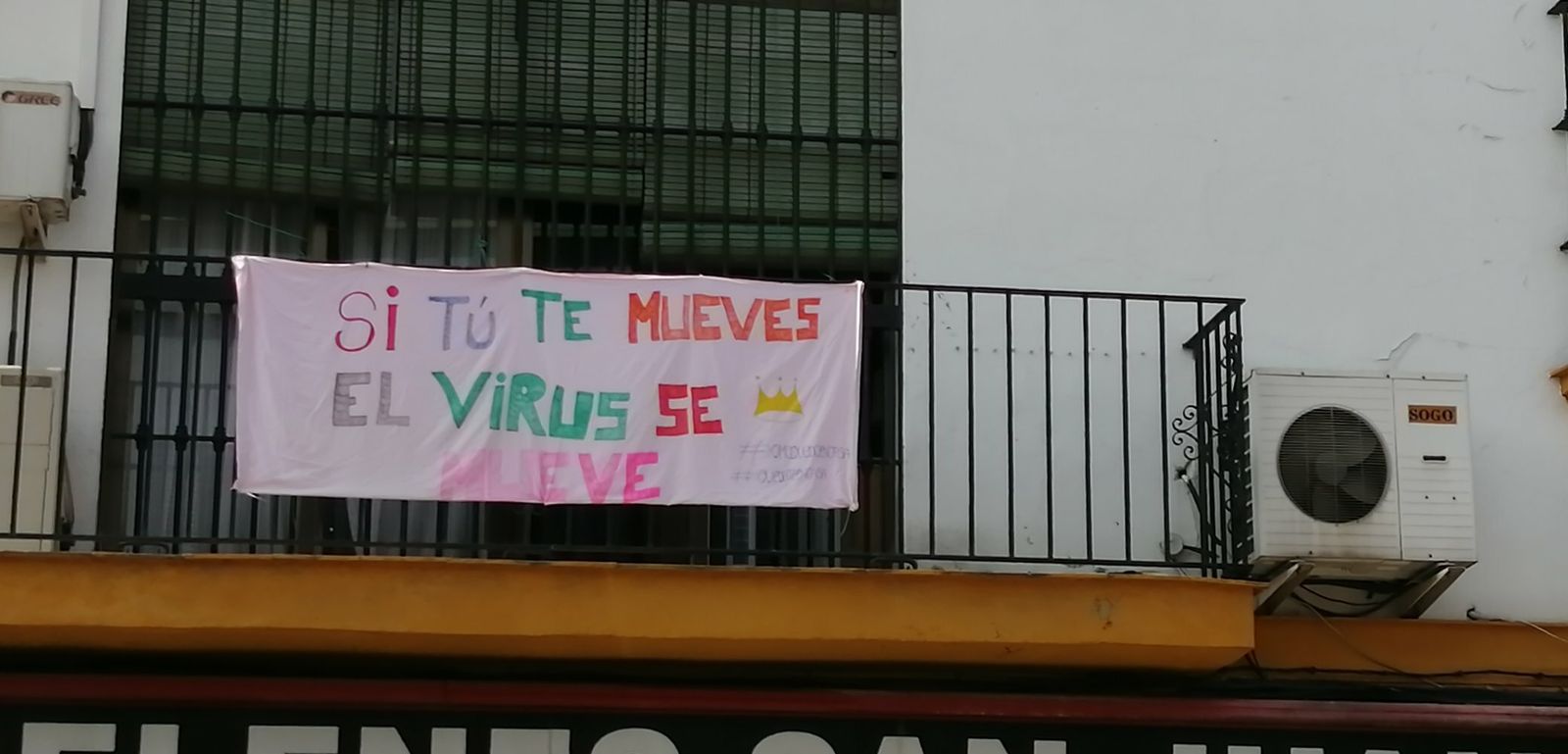 "Si tú te mueves, el virus se mueve", dice uno de los mensajes colgados en los balcones.