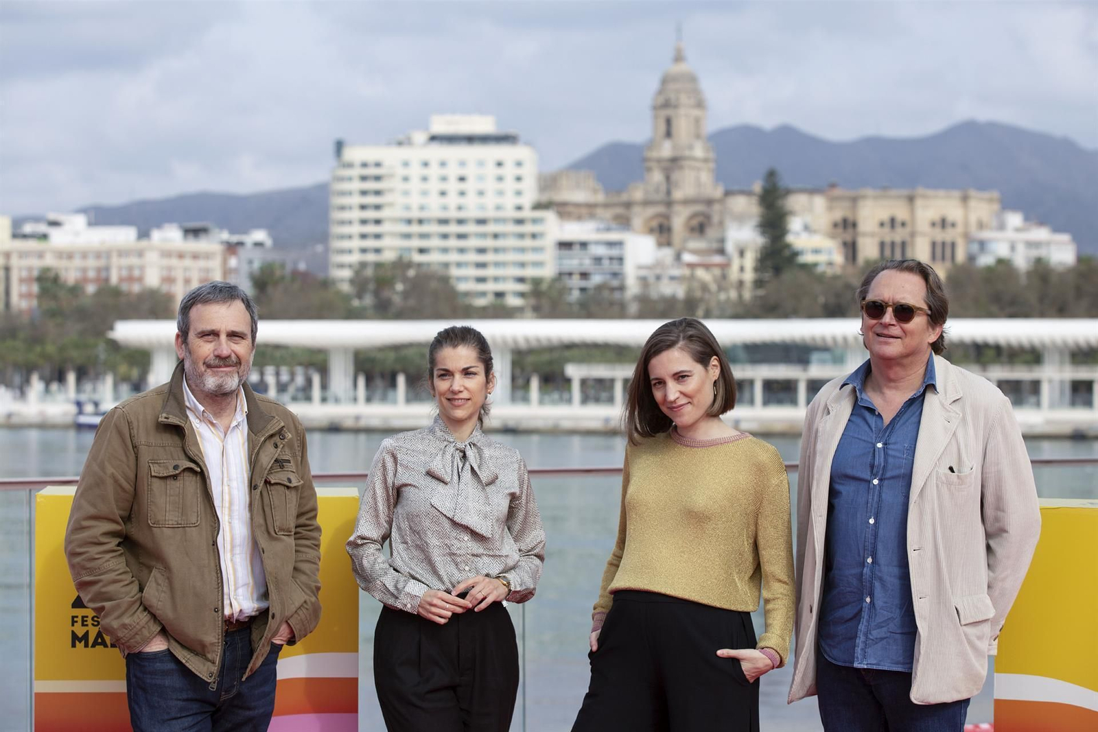 La directora de cine Carla Simón (2d) posa junto a los productores Tono Folguera (i), María Zamora (2i) y Stefan Schmitz (d), durante la presentación de Alcarrás' en el Festival de Cine de Málaga.