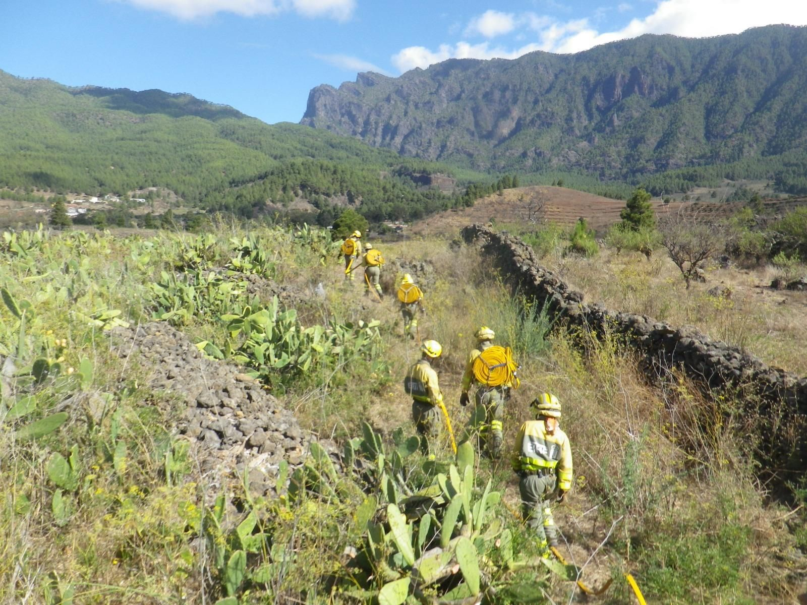 Bomberos prueban el equipo de Mena.