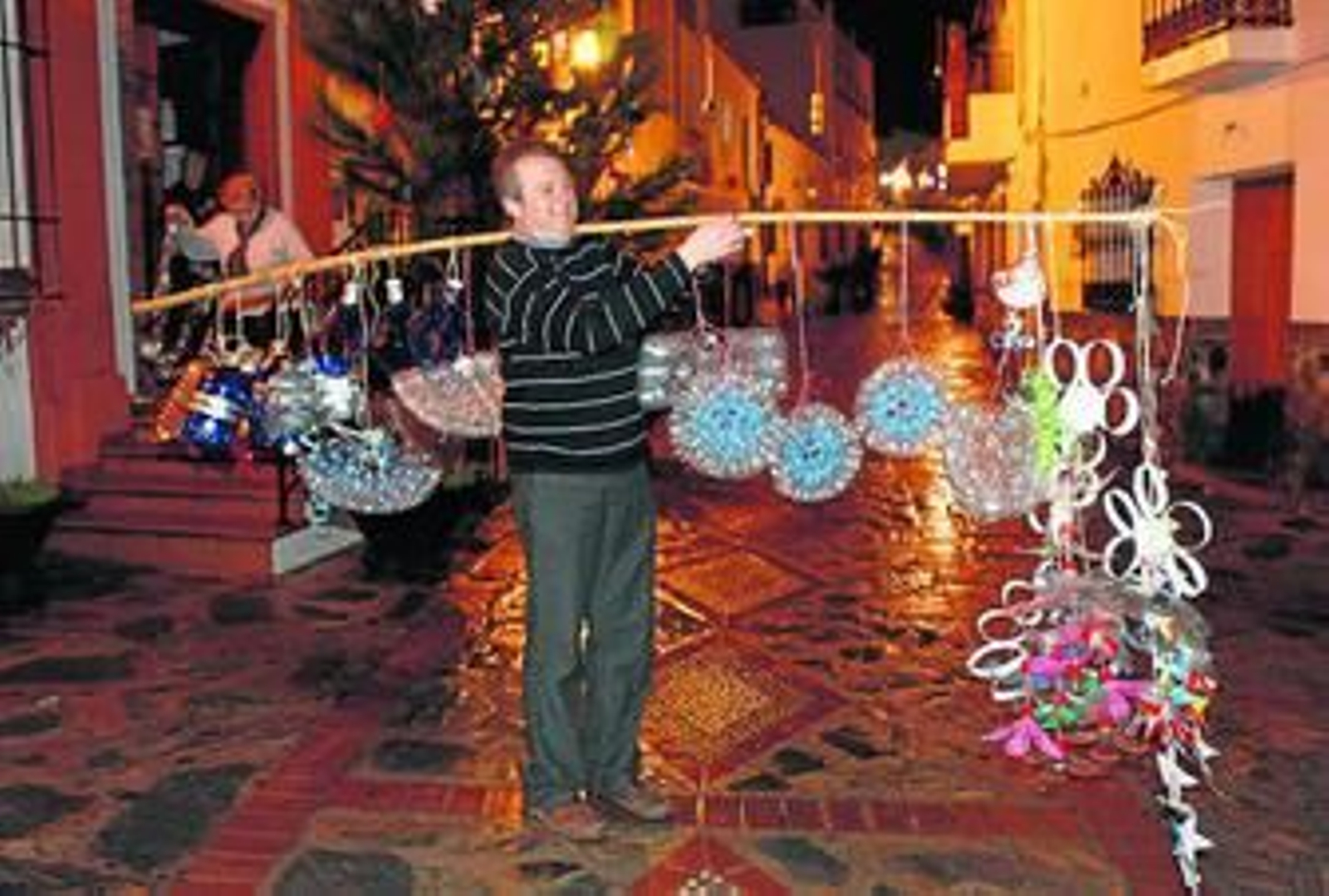 El alcalde traslada uno de los adornos navideños.