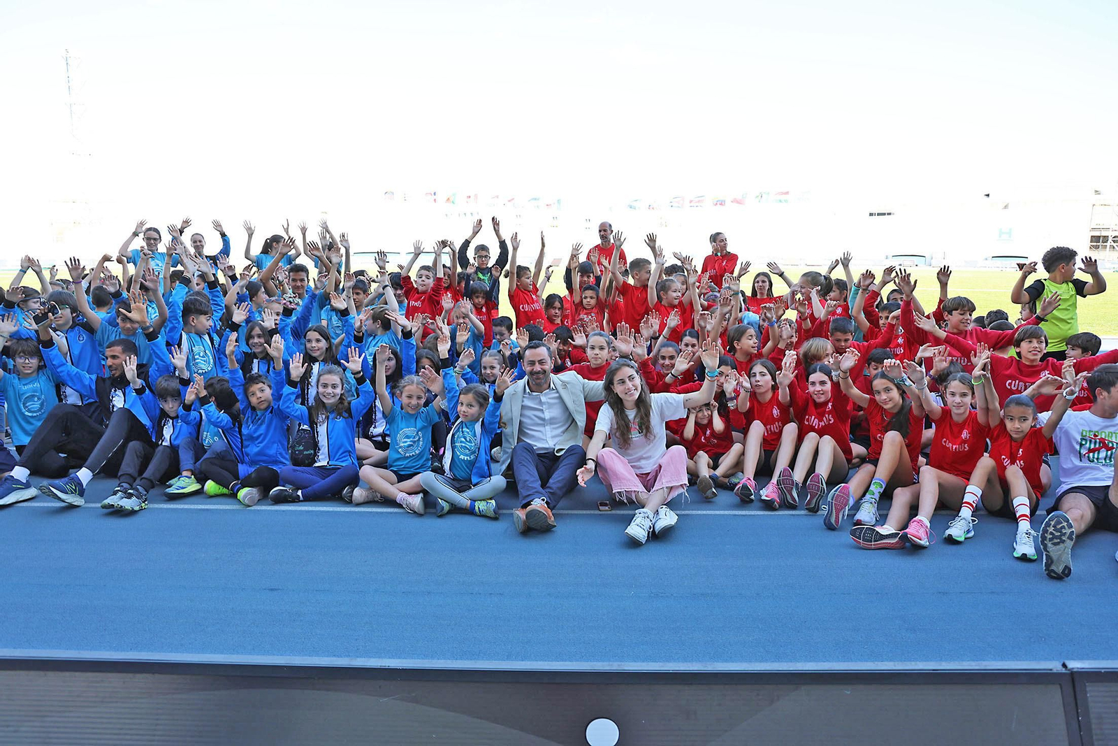 La atleta onubense María Forero participa en un encuentro con los niños en las instalaciones del Estadio Iberoamericano de Atletismo 'Emilio Martín