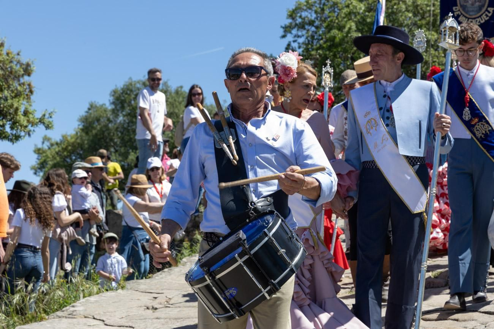 Miles de romeros acuden al encuentro de la Virgen de la Cabeza en su romería