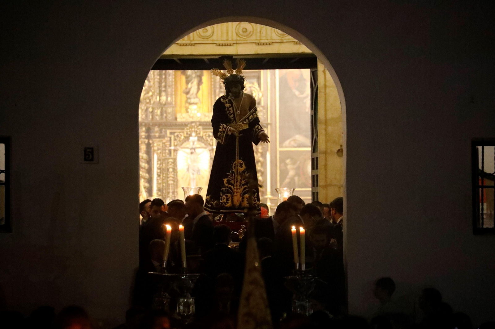 El vía crucis del Señor de la Humildad y Paciencia de Córdoba, en imágenes
