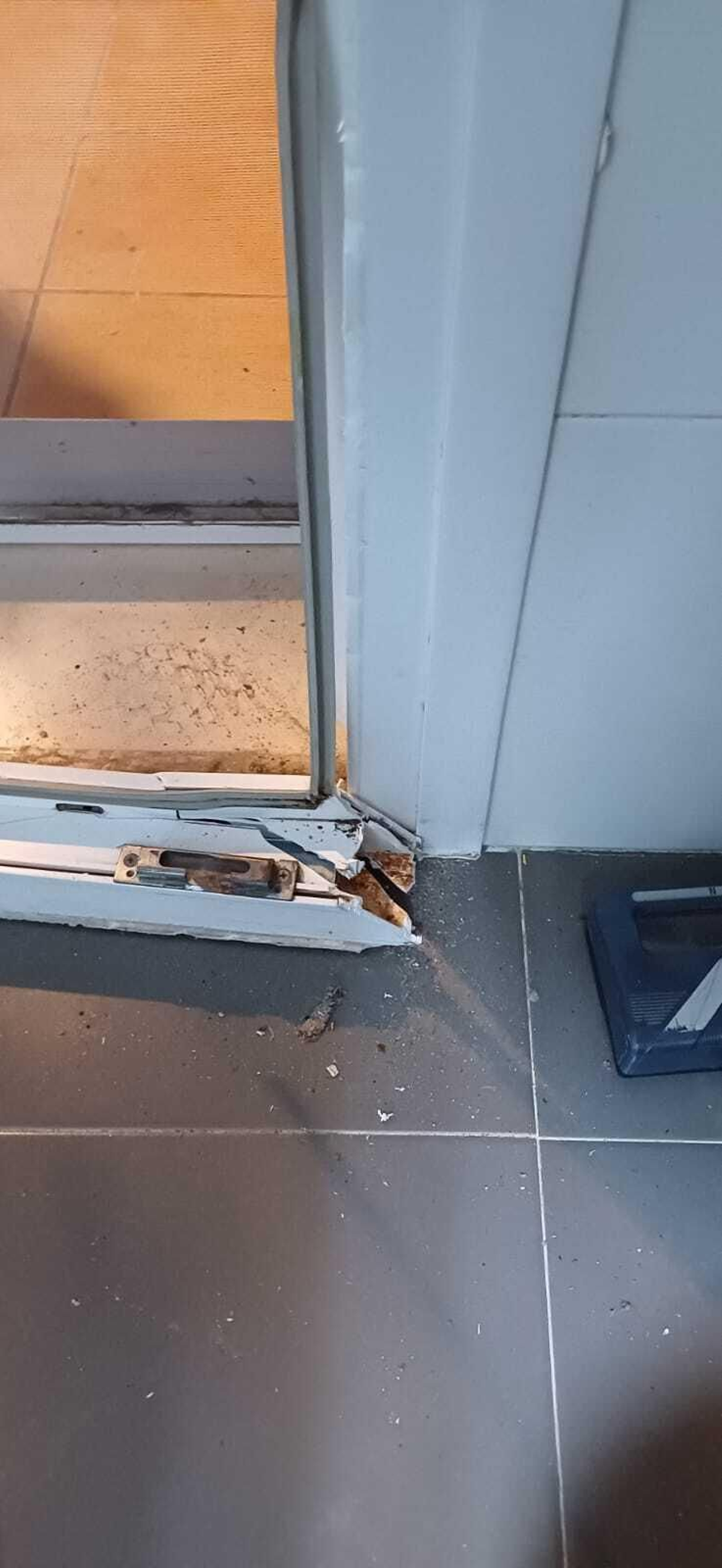 Desperfectos en una vivienda provocados por la entrada de los asaltantes.