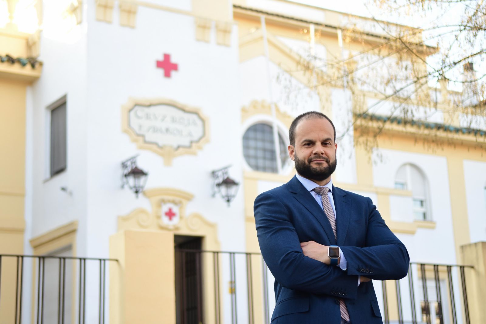 Luis Luengo posa delante del Hospital Cruz Roja.