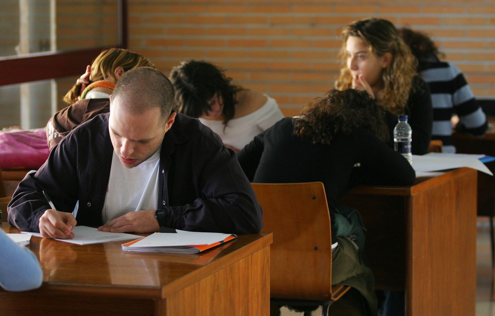 Estudiantes preparándose los exámenes en Málaga.