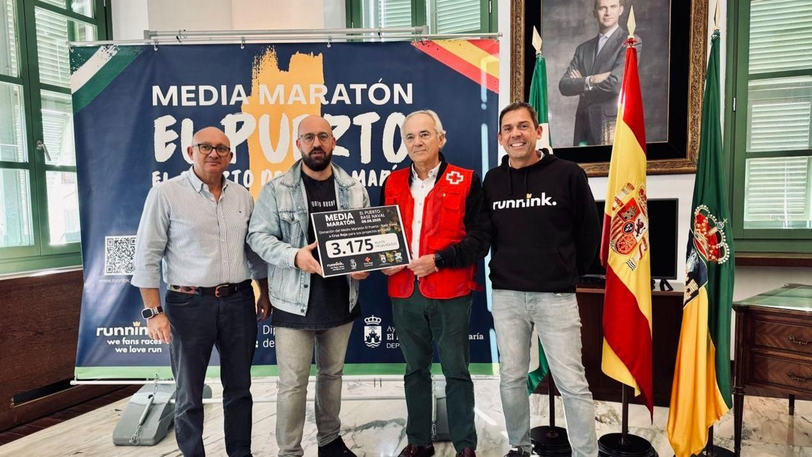 Un momento de la entrega del cheque al presidente local de Cruz Roja, Juan Ruiz-Herrera.