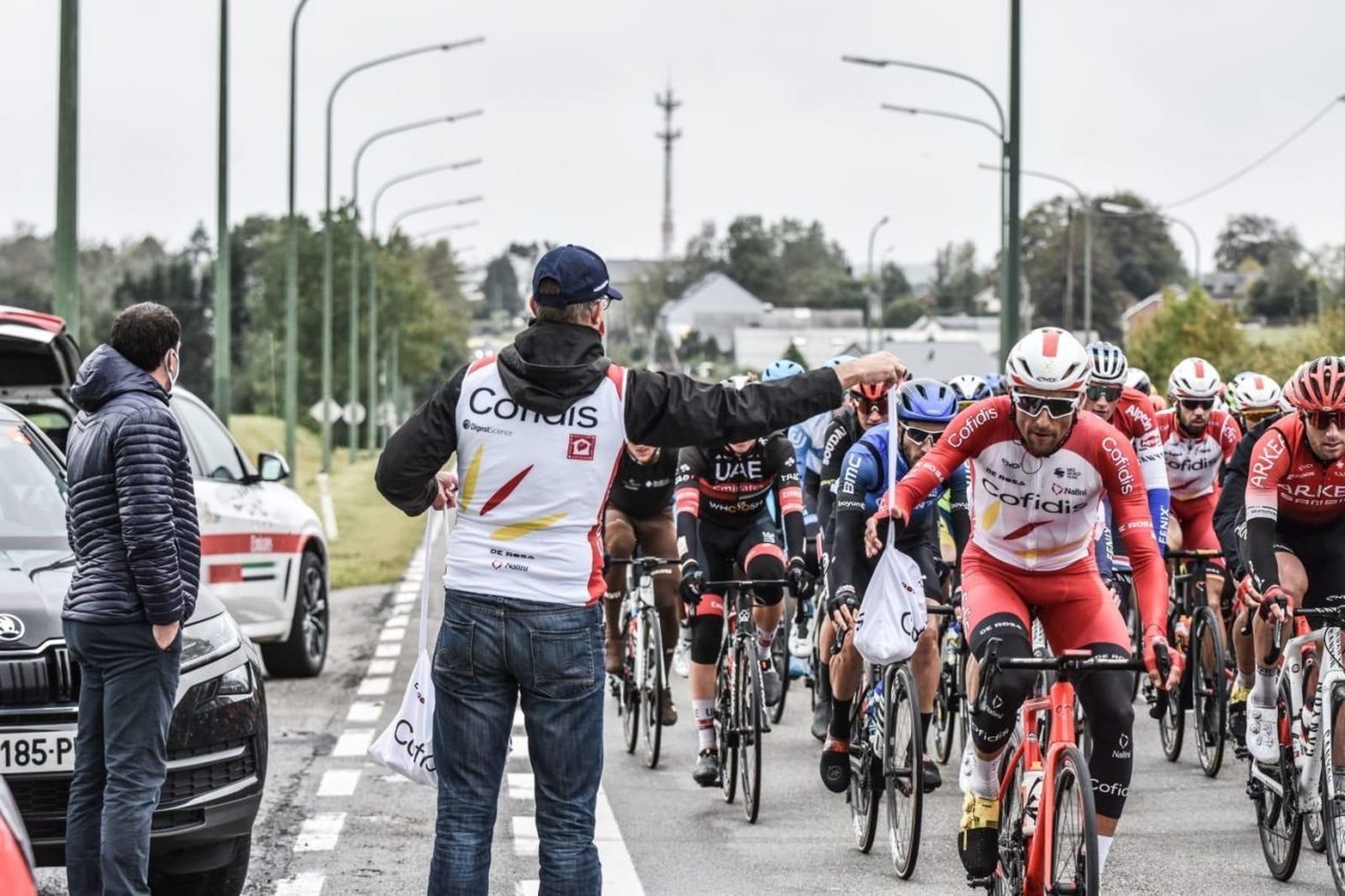 Luis Ángel Maté , en un punto de avituallamiento de la Lieja-Bastón-Lieja.