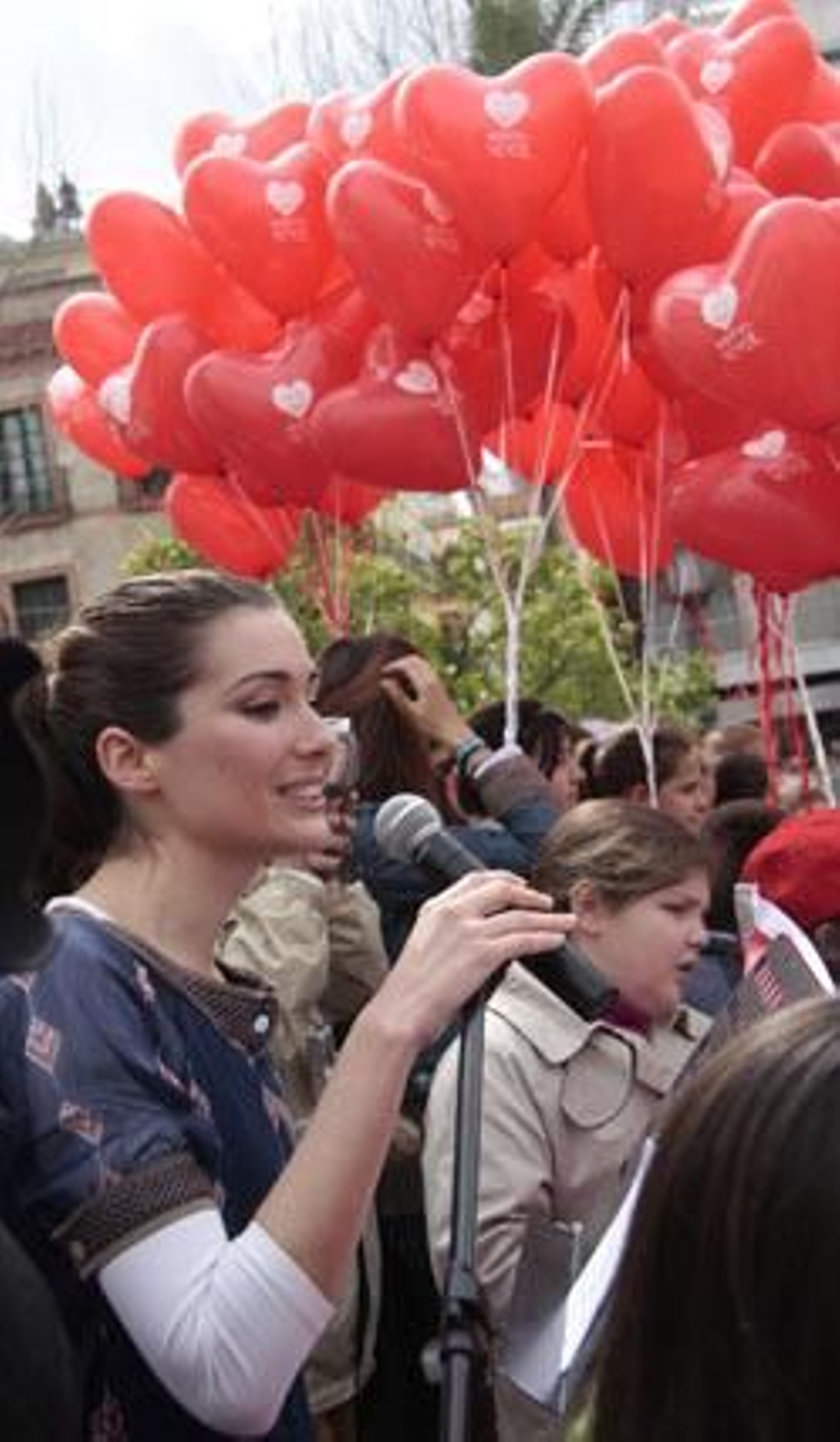 Unas 15.000 personas, según cifras oficiales, se congregaron en la Plaza Nueva para protestar contra el aborto. 

Foto: Victoria Hidalgo
