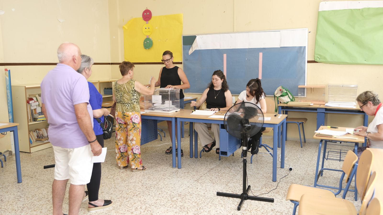 Los ventiladores fueron los grandes aliados de los miembros de las mesas y votantes