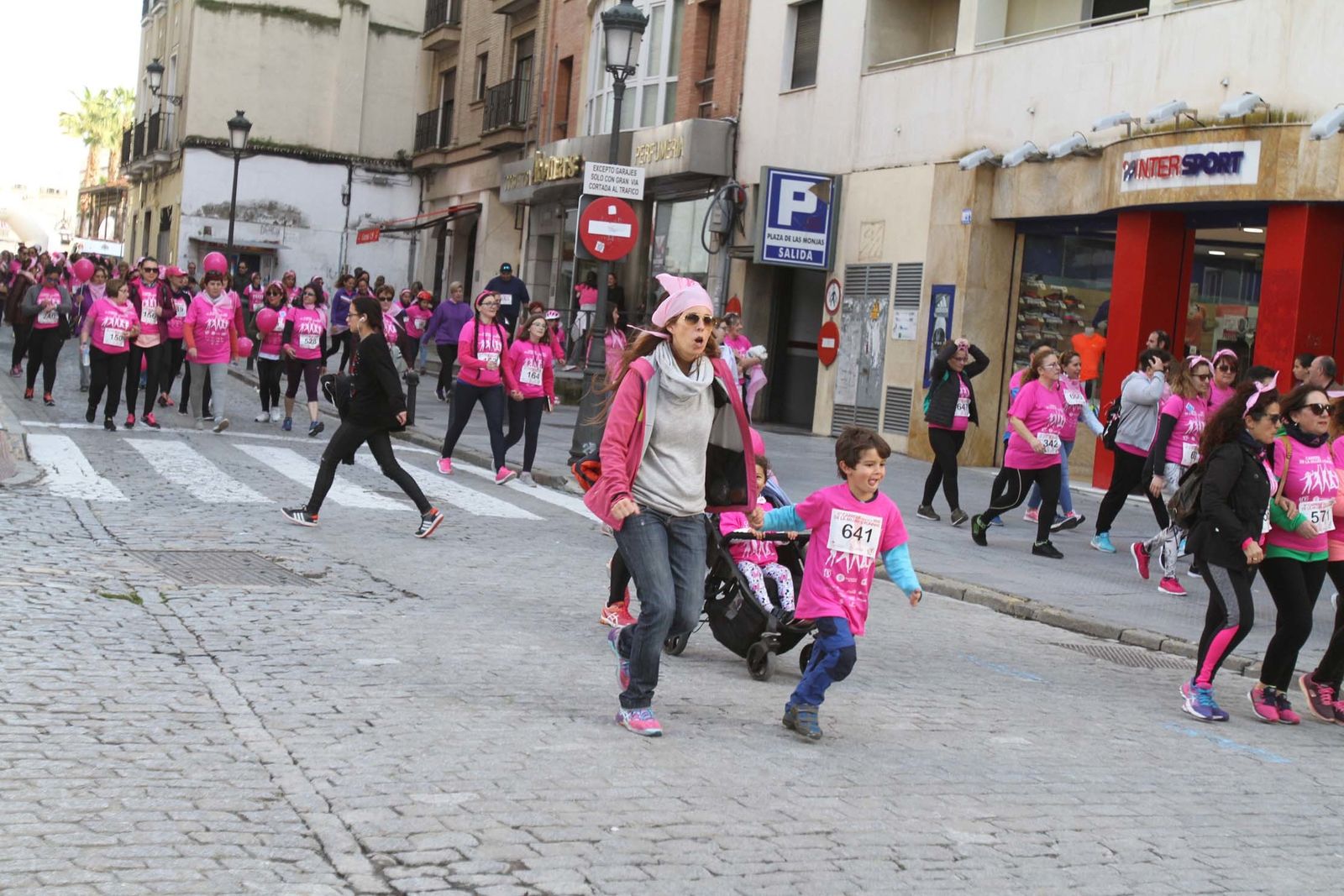Imágenes de la Carrera contra el cáncer de mama de Huelva.