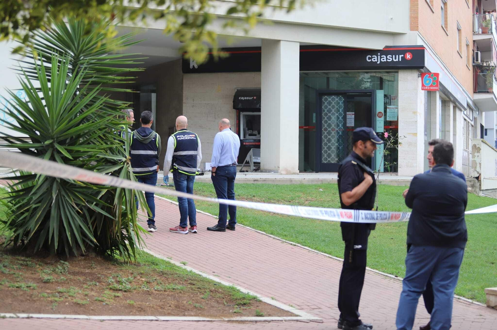 Las imágenes del atraco a un cajero automático en Huelva