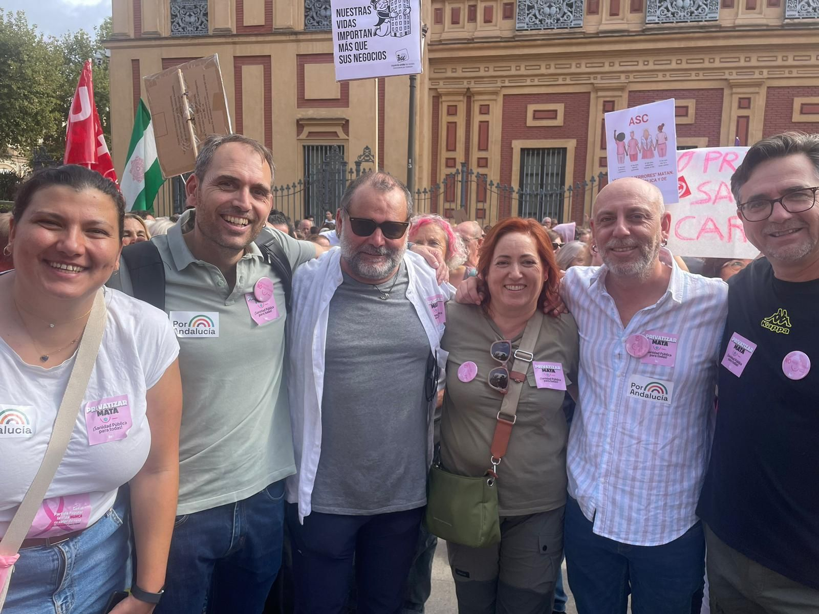 Representantes de IU en la manifestación celebrada ante el Palacio de San Telmo, en Sevilla.