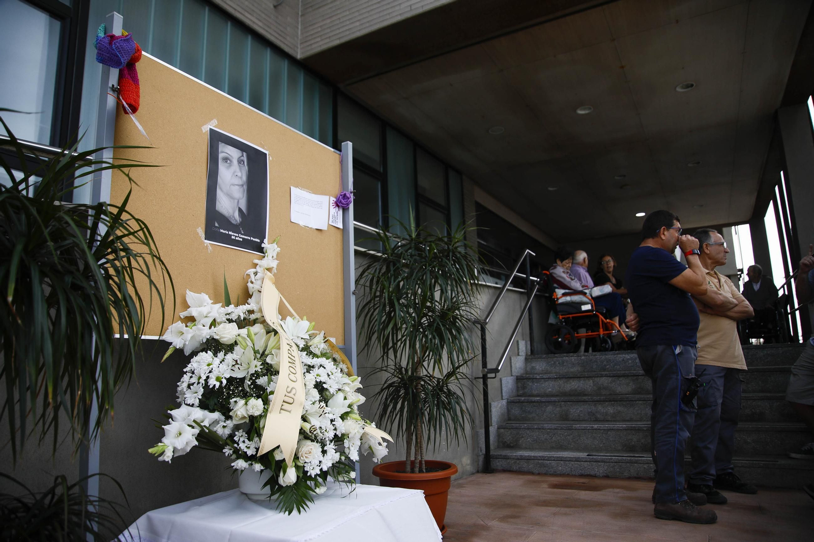 Las imágenes de la concentracion por el asesinato de Maria Nieves GP en la residencia del Zapillo en Almería