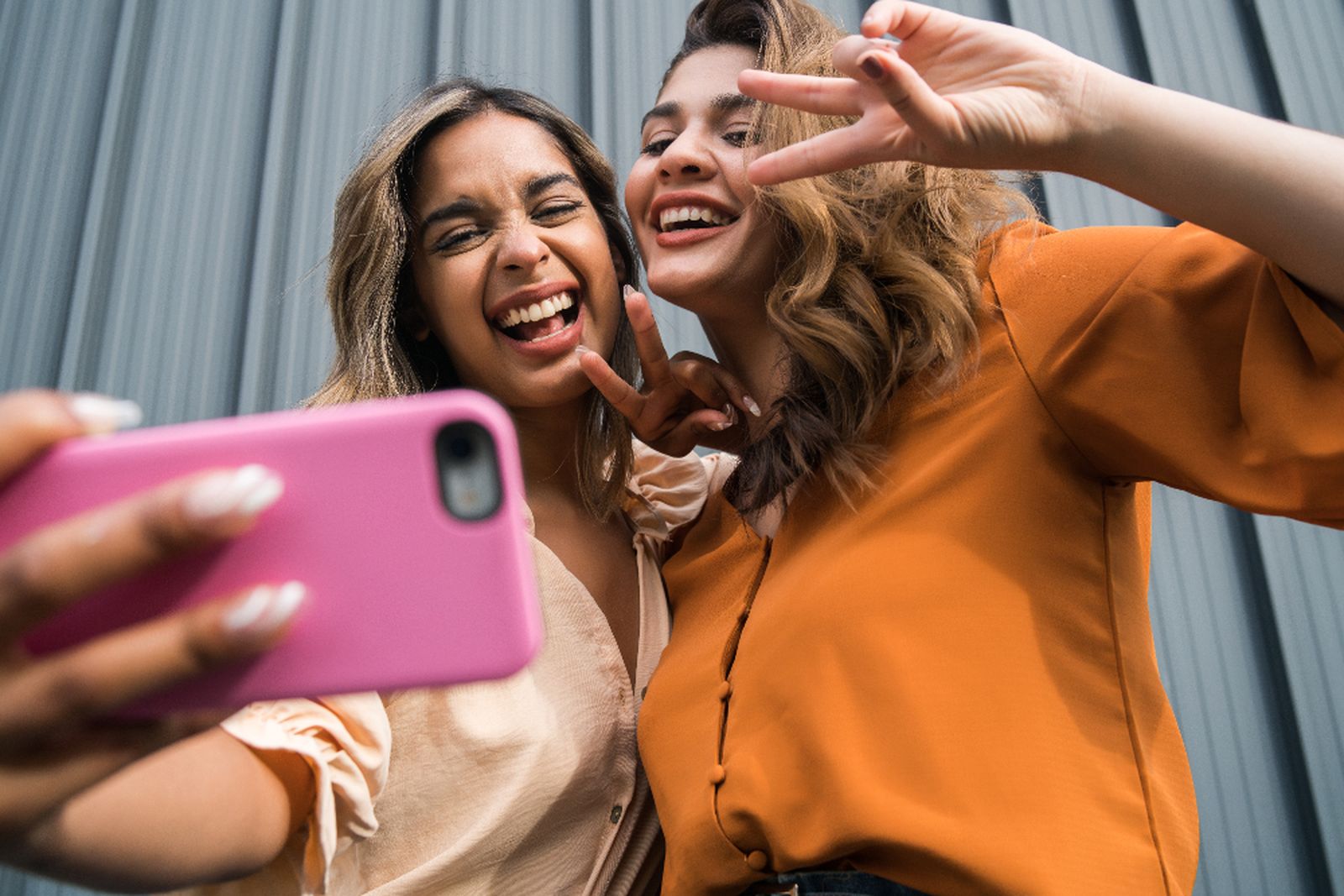 Dos chicas haciéndose un selfie