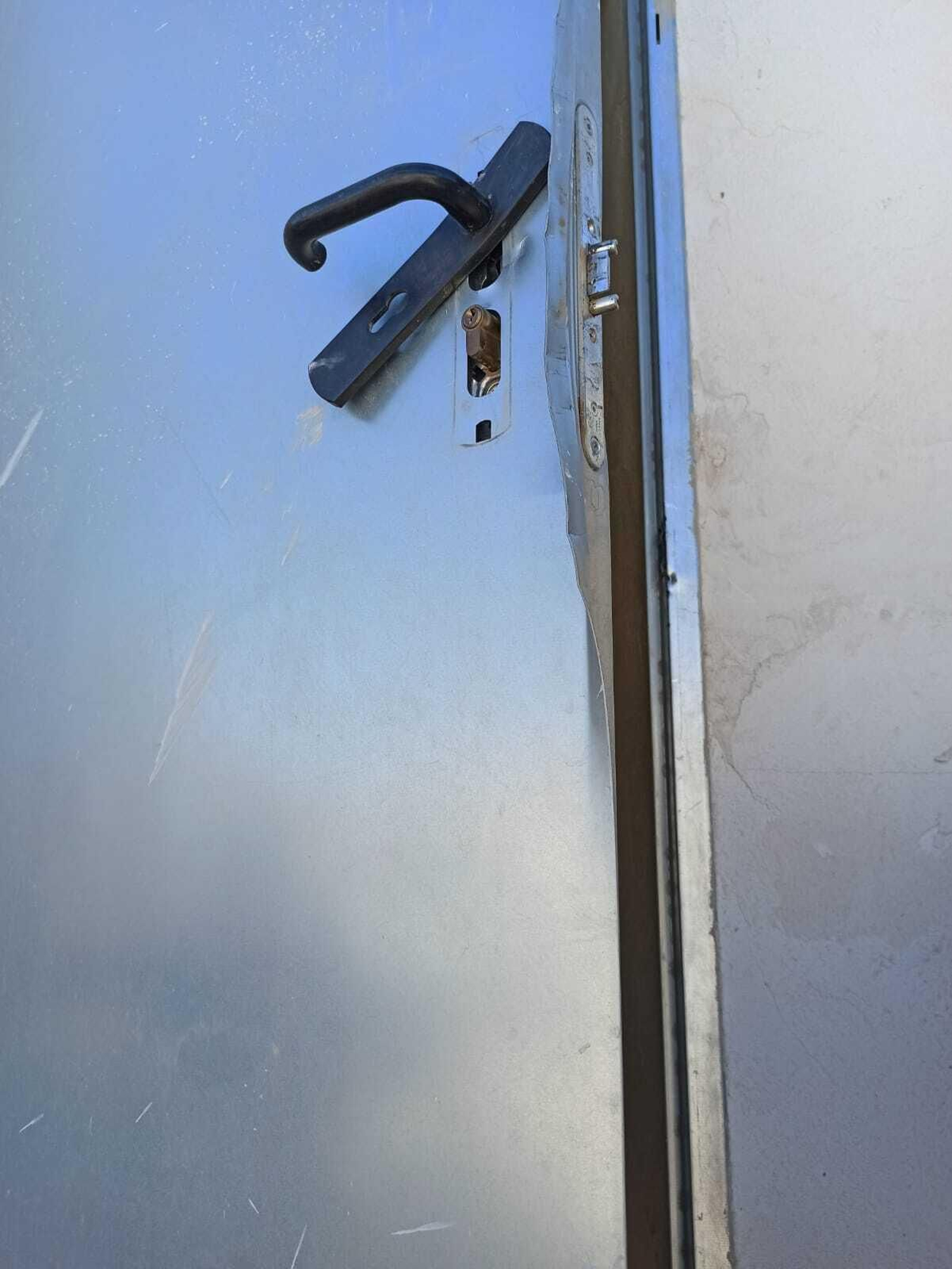 La puerta forzada del último cortijo en ser robado en La Cañada la noche del miércoles