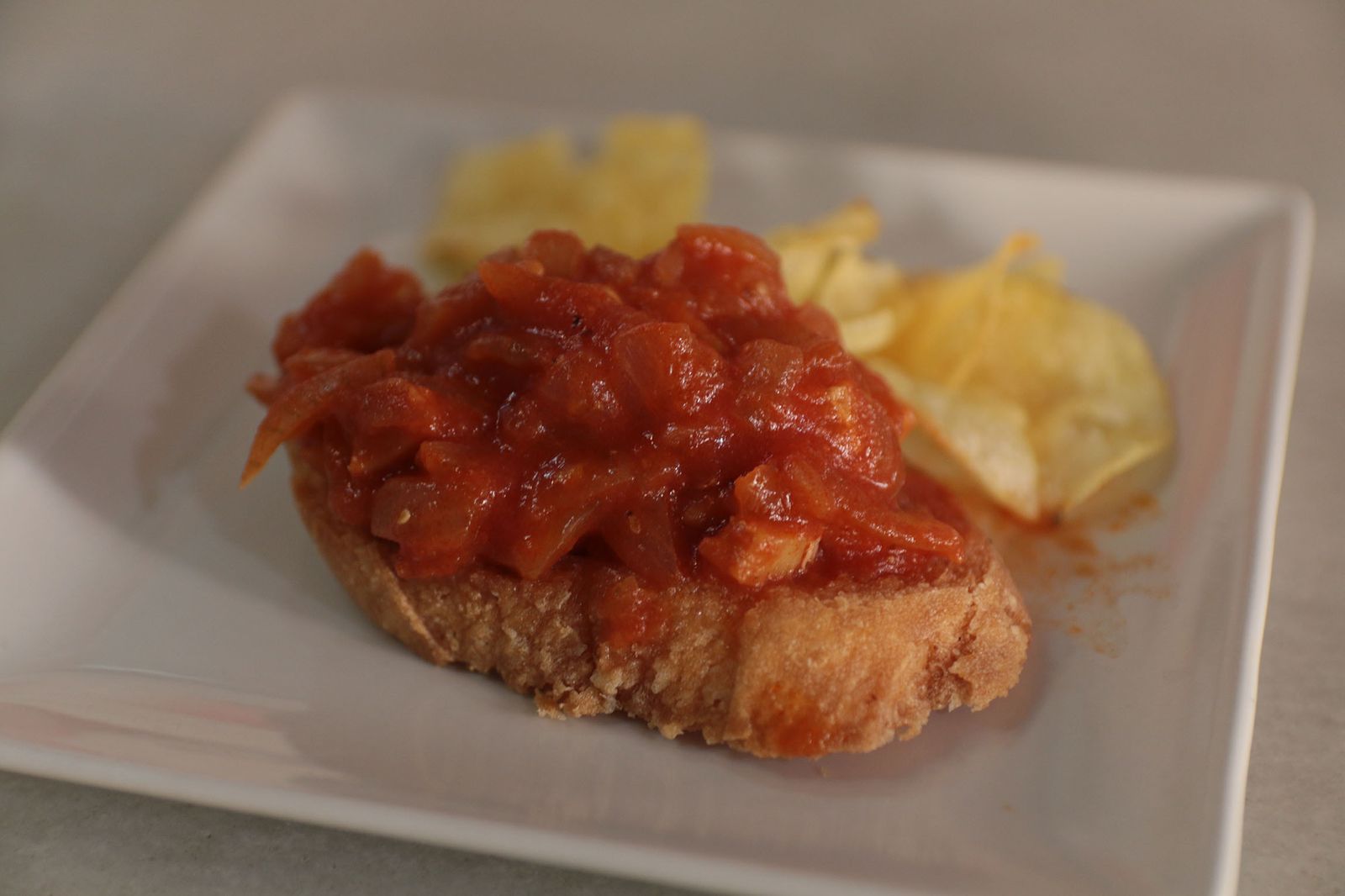 Bacalao a la vizcaína con pan frito